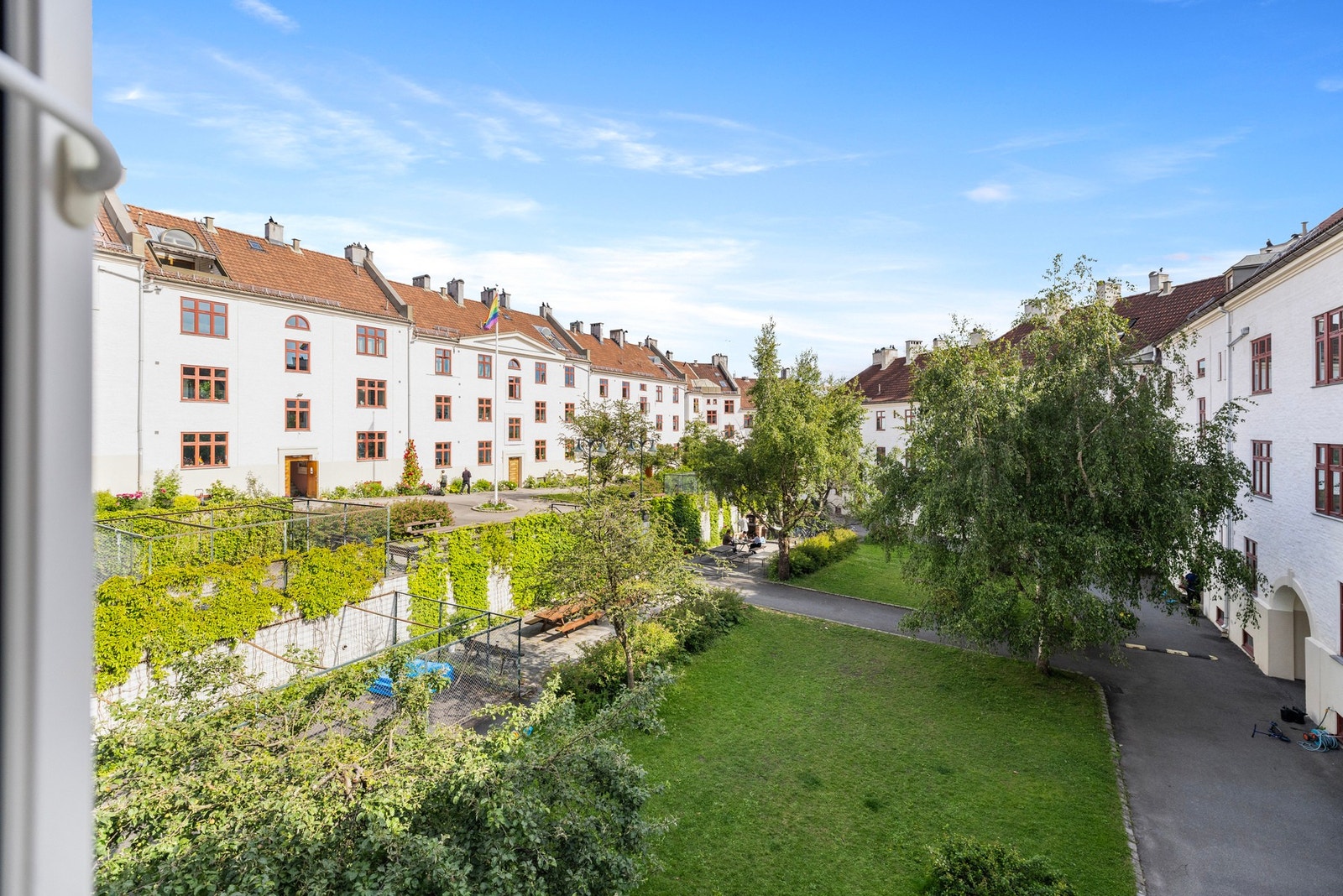 Veldrevet borettslag med en flott opparbeidet bakgård med sittegrupper, beplantning, pizzaovn, grill, urtekasser og lekeplass til beboerne. Galleribilde