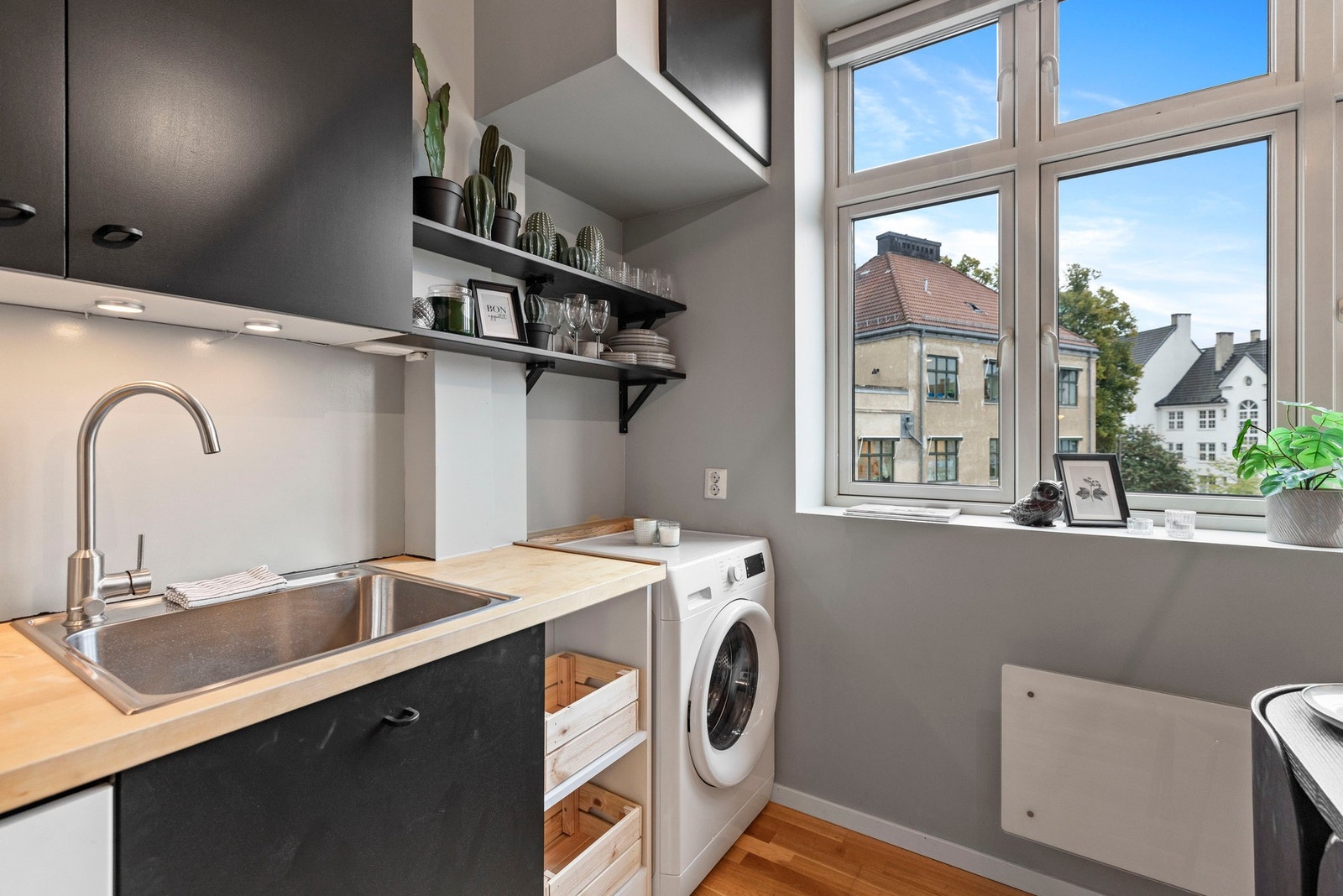 Praktisk nisje med opplegg for vaskemaskin. Galleribilde