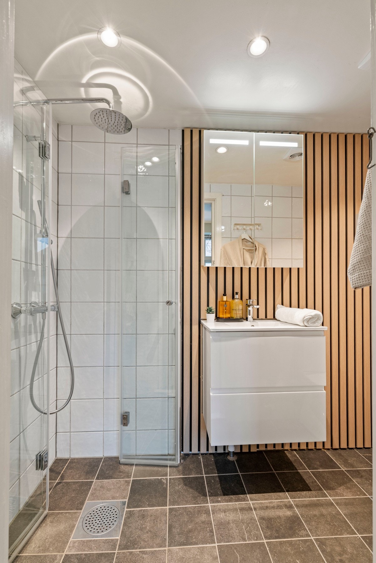 Lekkert, flislagt baderom med downlights i himling og varme i gulv. Galleribilde