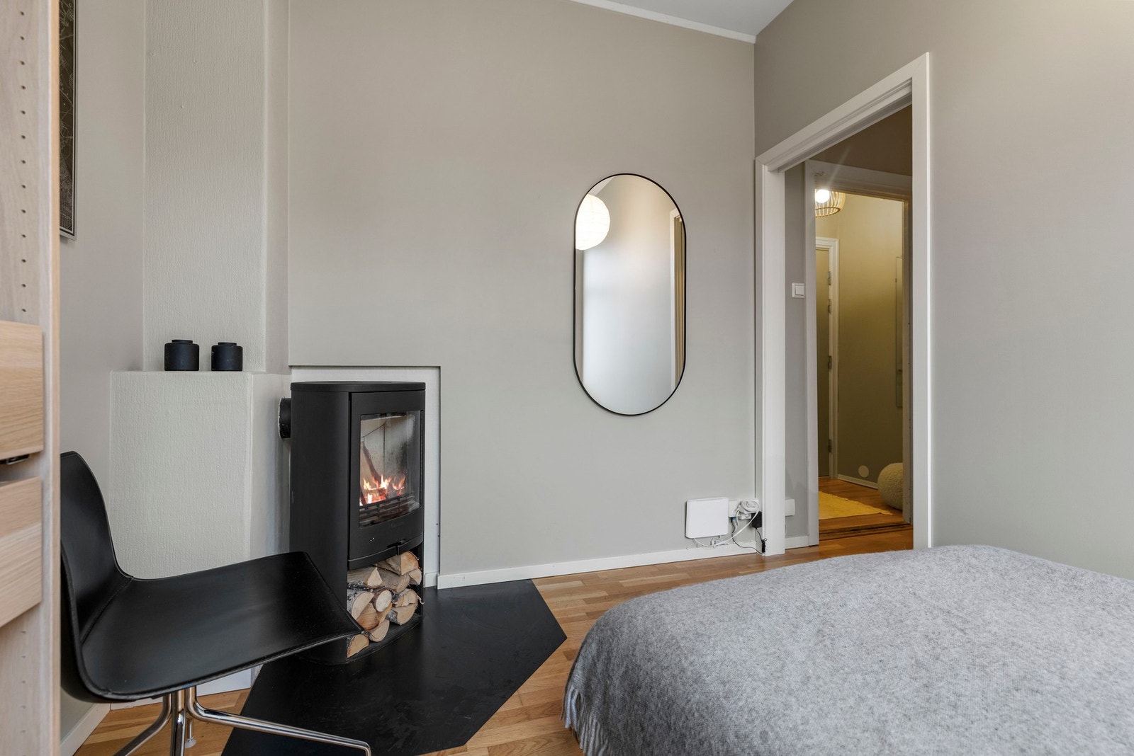 Flott peisovn med stor glassflate. Galleribilde