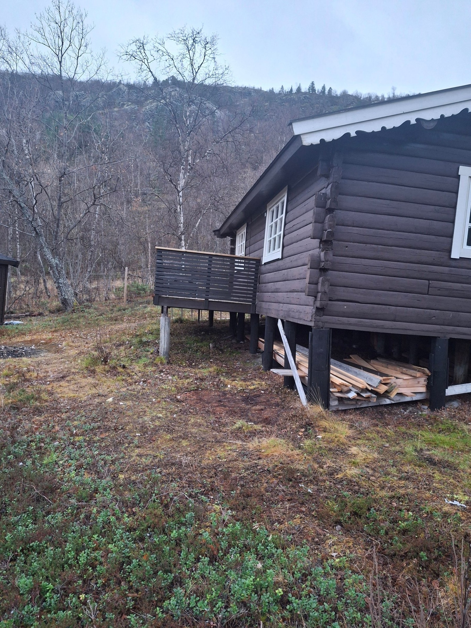 En del material ligger under hytta.. medfølger om ønskelig, eller fjernes ved salg etter avtale om dette er ønskelig Galleribilde