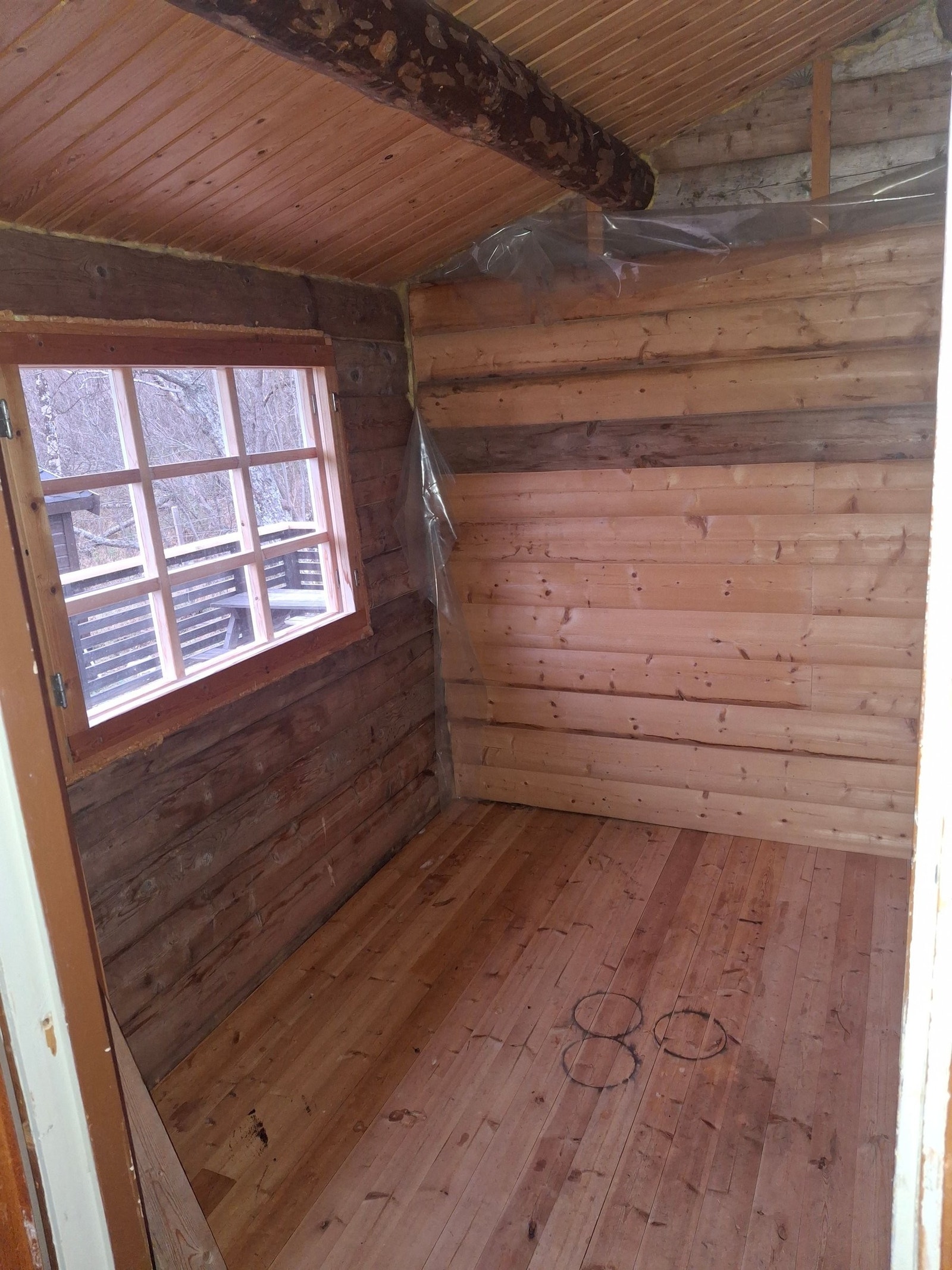 Soverommet har aldri vært ferdigstilt. Mangler litt paneling og eventuell beis. Galleribilde