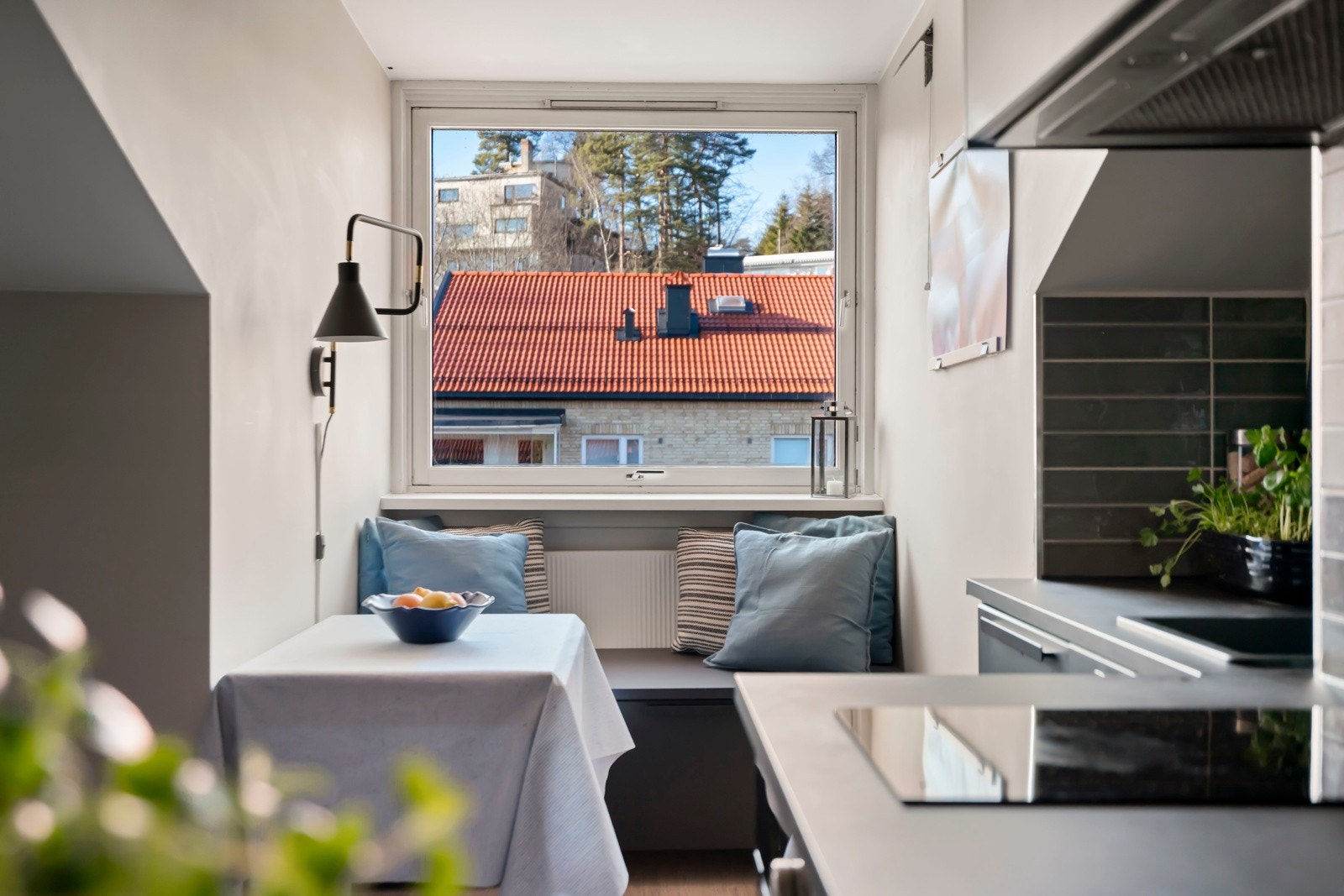 Tiltalende oppholdsrom med praktiske løsninger som spiseplass ved vinduet. Galleribilde