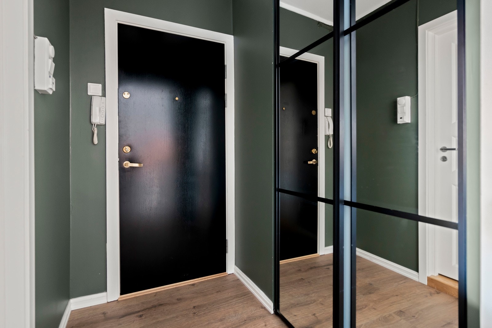 En innbydende entré med skyvedørsgarderobe for oppbevaring av klær og sko. Her har du også plass til et skoskap, samt godt med lagringsplass i loftsboden og boden i som befinner seg i samme etasje. Velkommen inn! Galleribilde