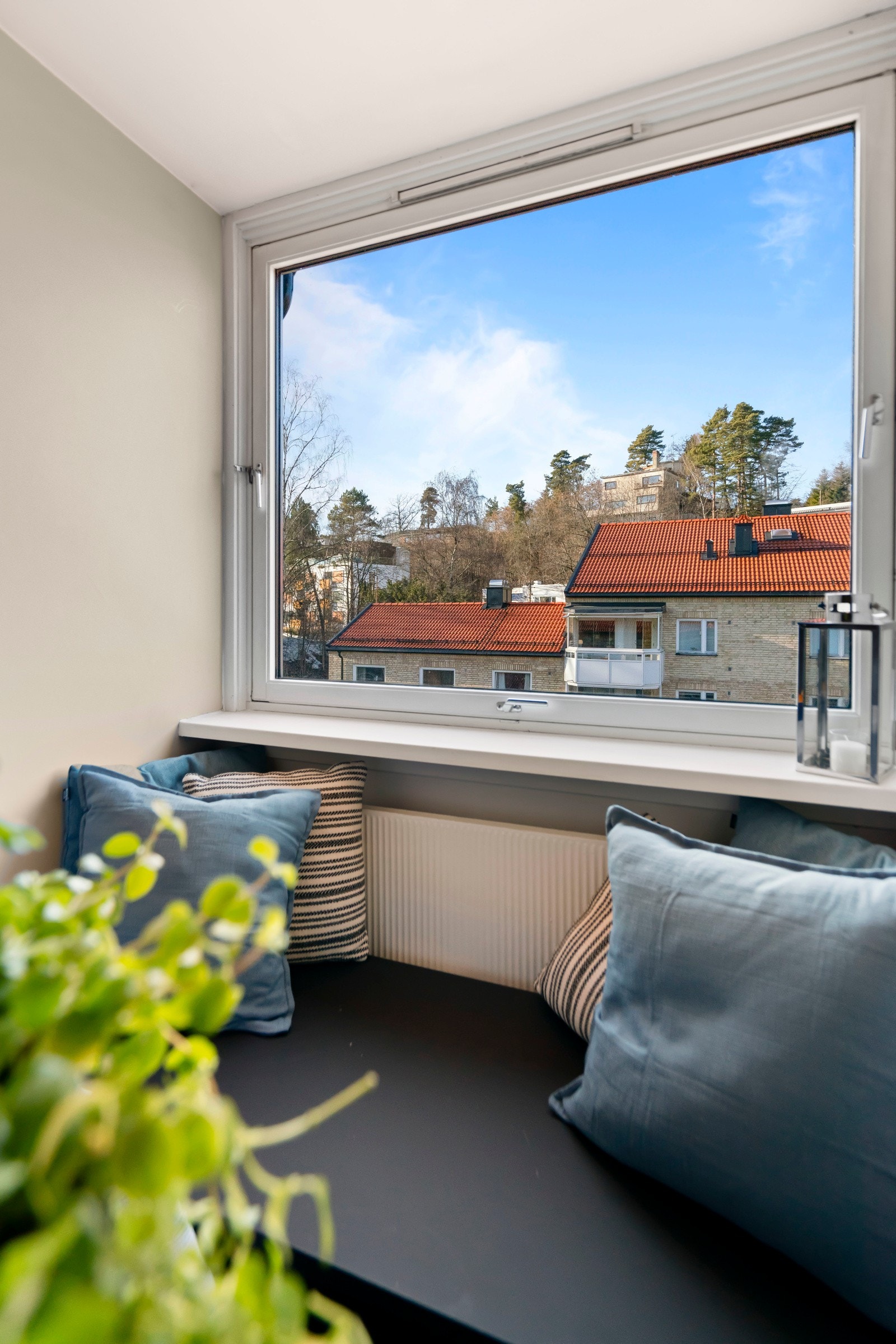 Fra vinduet har du utsyn mot et hyggelig nabolag. Galleribilde