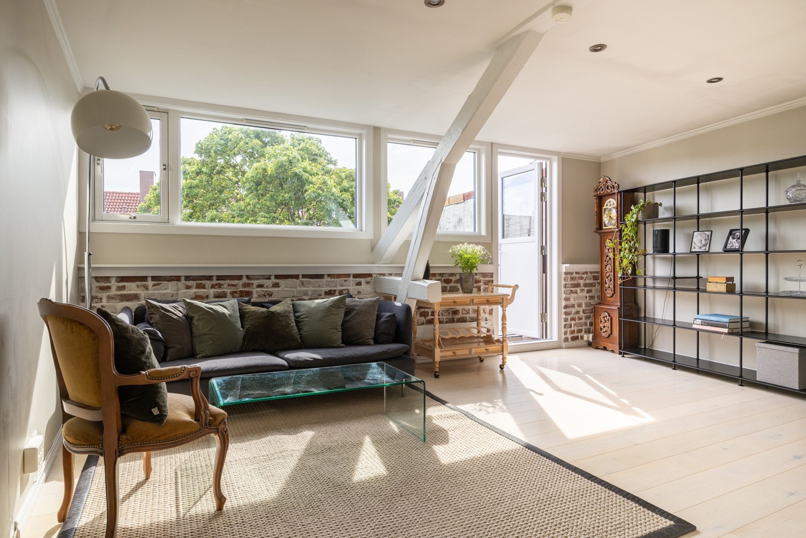 Lys og romslig stue med plass til sofa og tilhørende møblement. Galleribilde