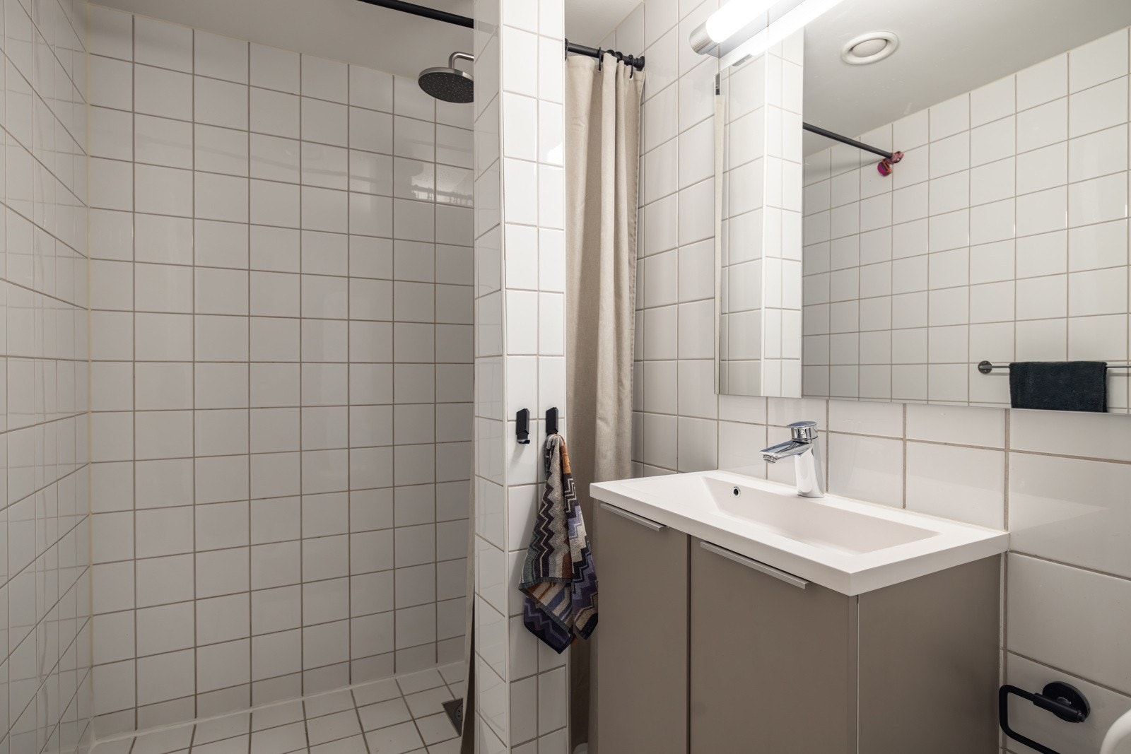 Dusjnisje med regnfallsdusj. Galleribilde