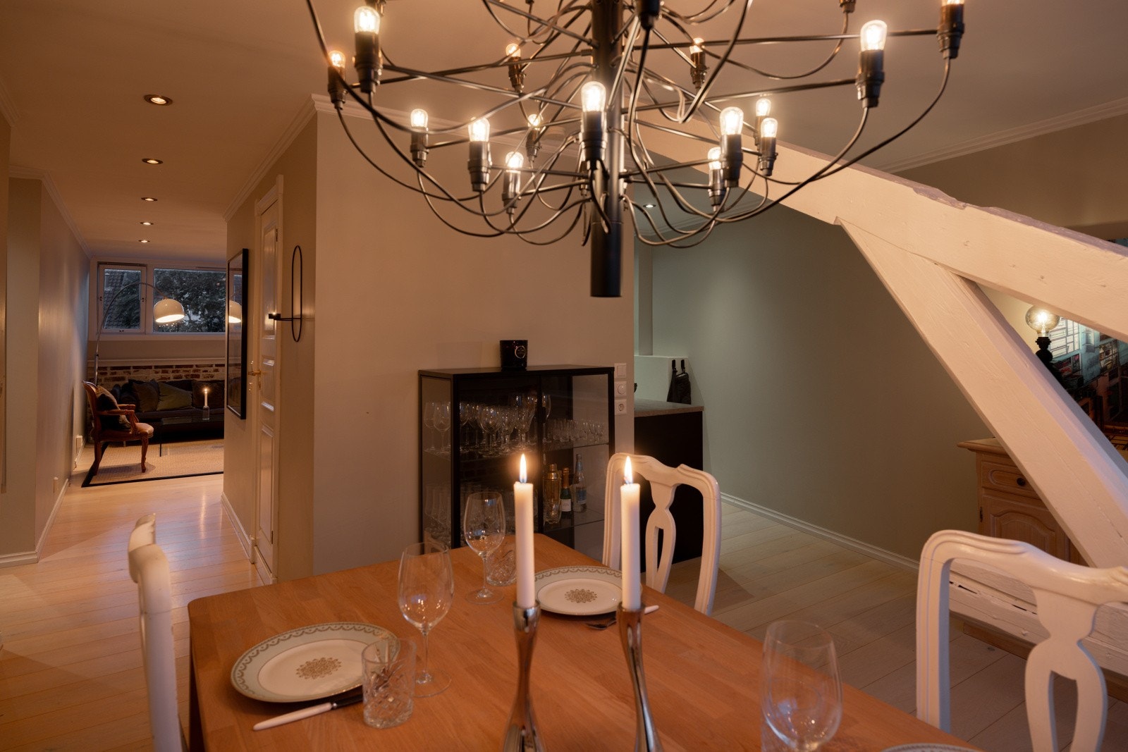 I andre enden av allrommet ligger kjøkkenet, adskilt av et baderom i midten. Galleribilde