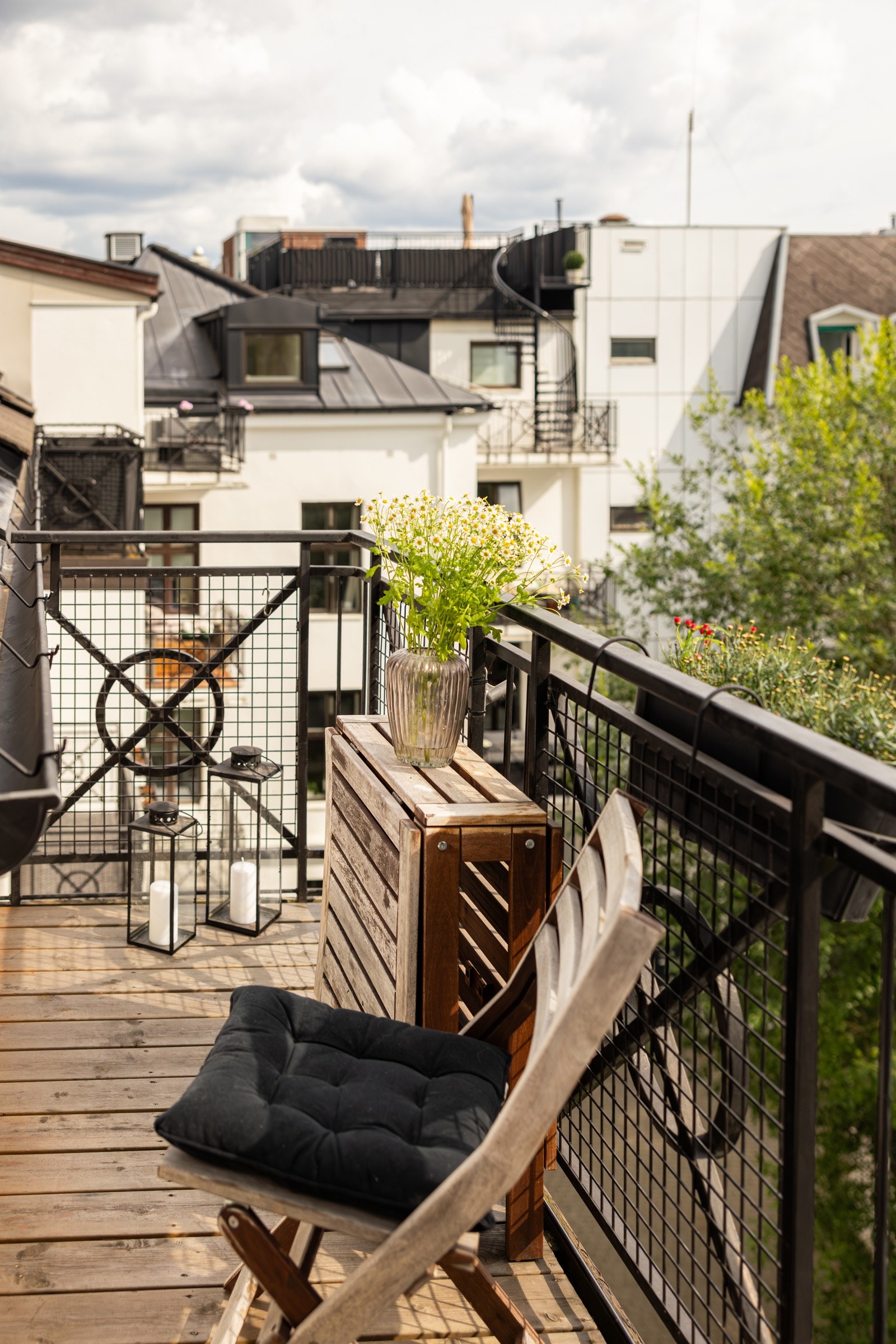 Fra stuen er det utgang til en herlig balkong vendt mot sydvest. Det gir gode solforhold og utsikt over et skjermet gårdsrom. Galleribilde