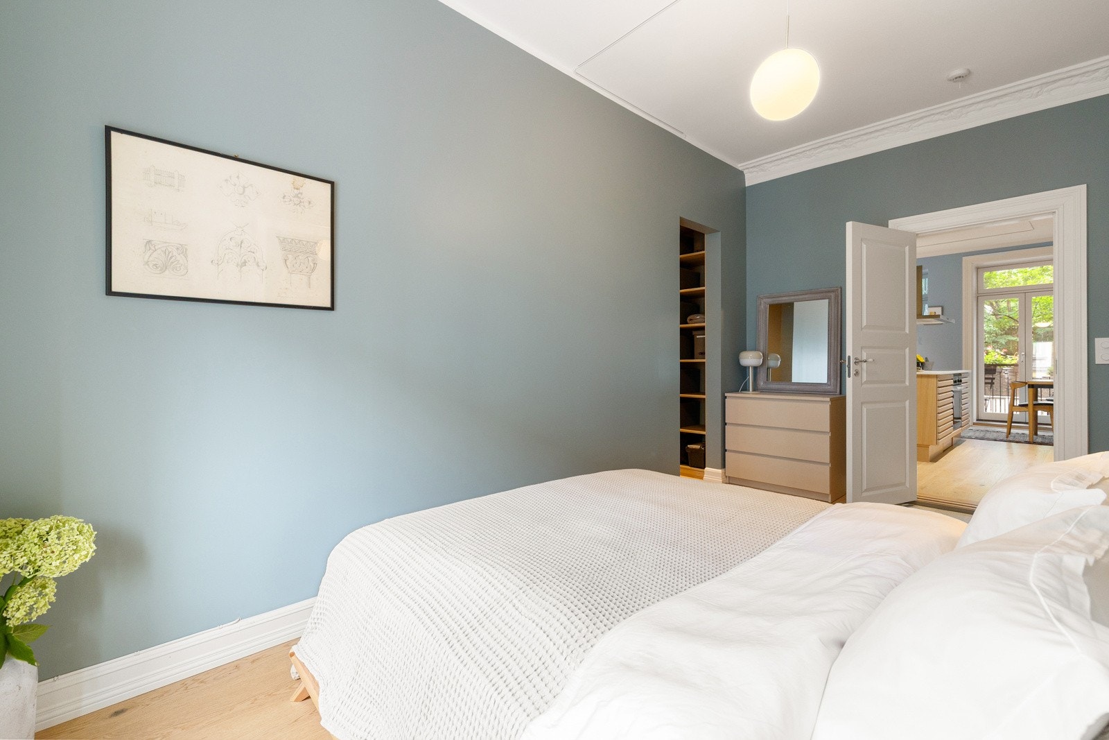 Rommet er malt i lyse fine farger, og bidrar til en behagelig atmosfære. Galleribilde