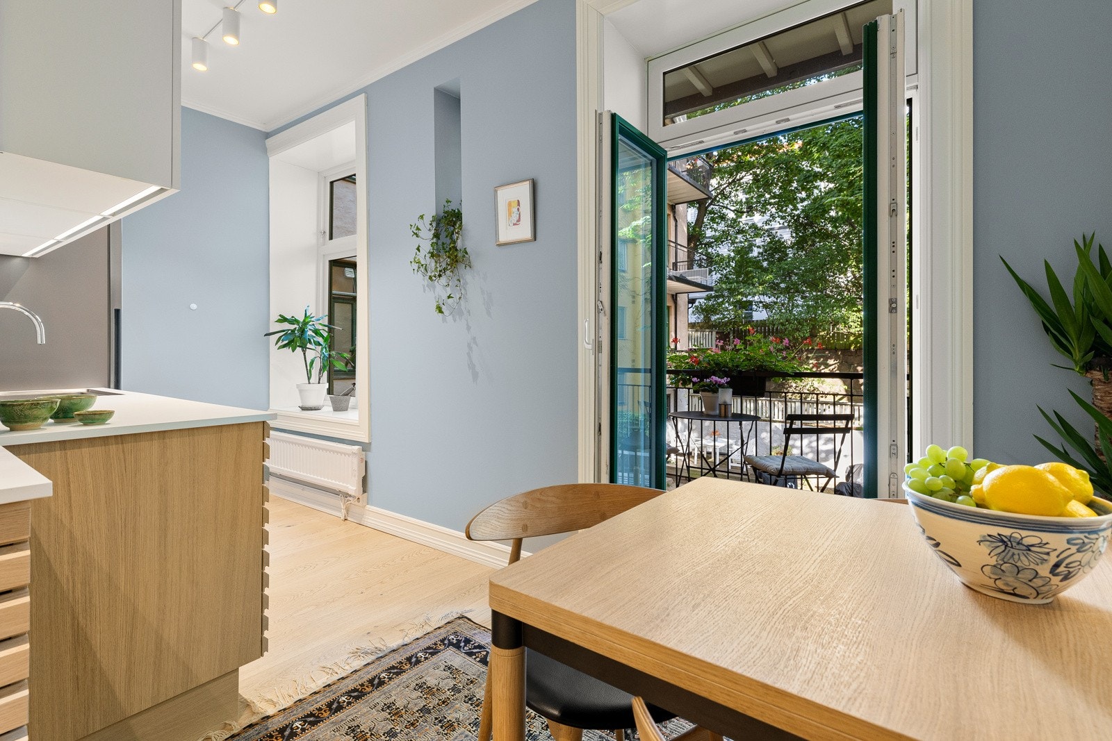 Fra kjøkkenet er det direkte utgang til balkongen, som har god plass til utemøblement. Galleribilde