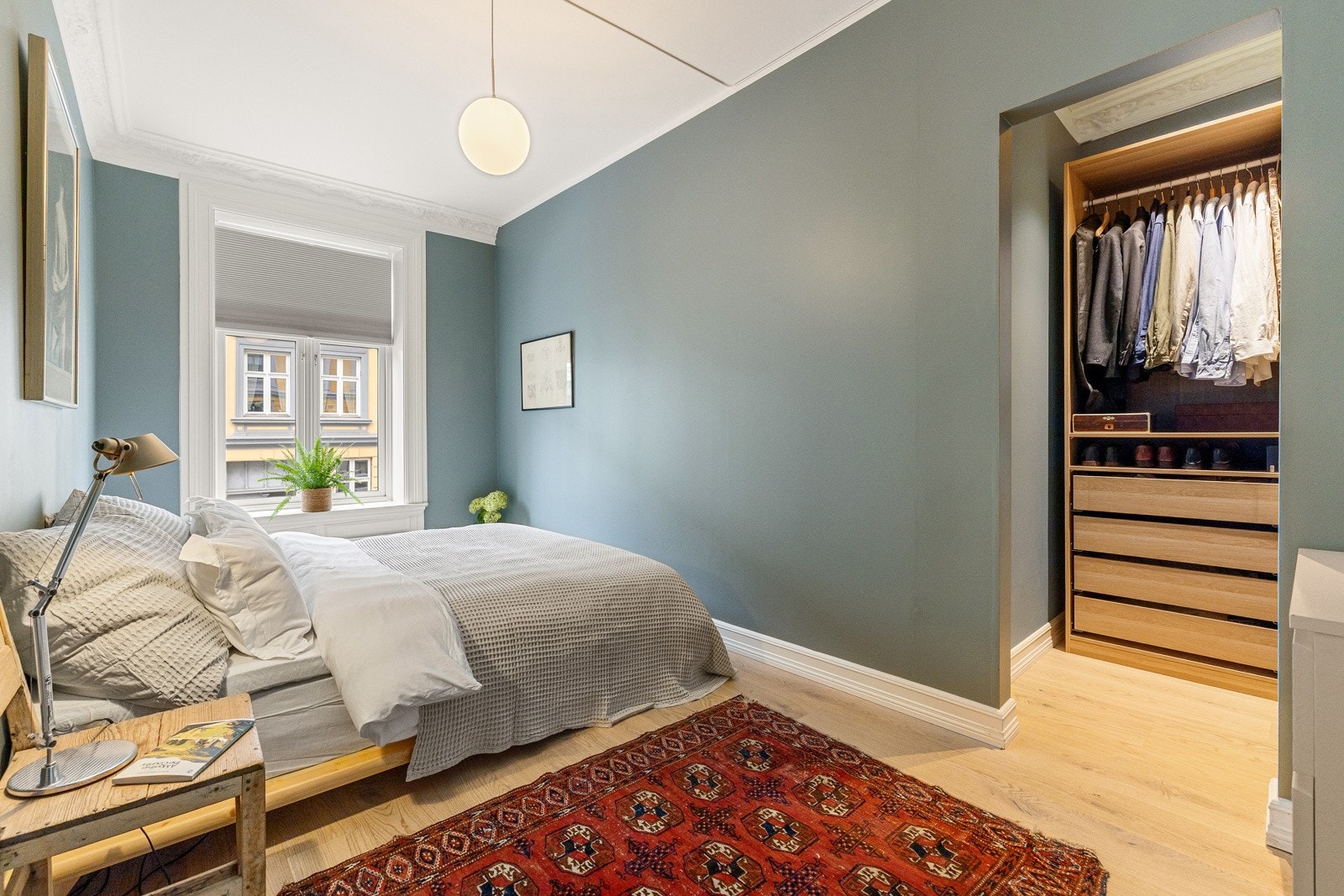 Hovedsoverommet er av god størrelse, og gir godt med plass til dobbeltseng, nattbor og tilhørende møblement. Galleribilde