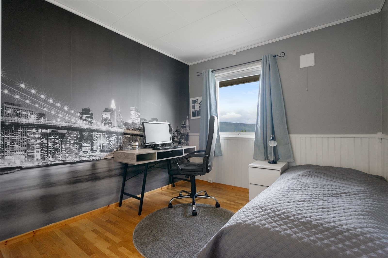 Soverom 1 - romslig rom med god plass til både seng og skrivepult Galleribilde