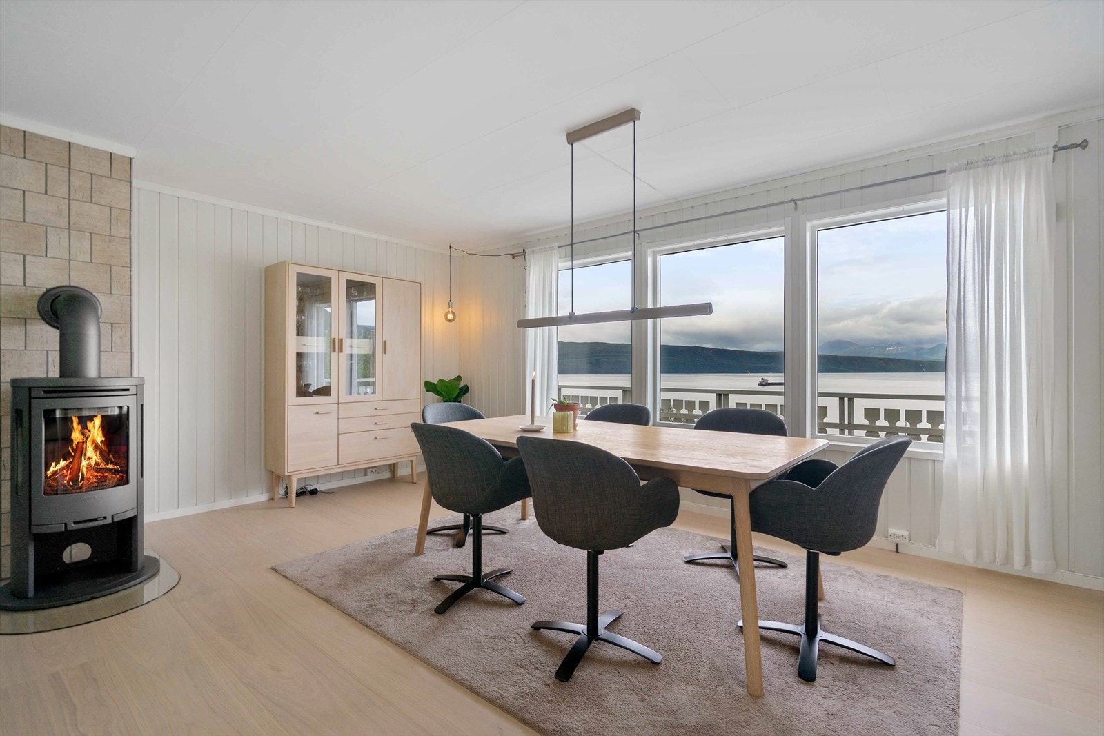 Stemningsfull spisestue med vedovn - perfekt for hyggelige måltider Galleribilde
