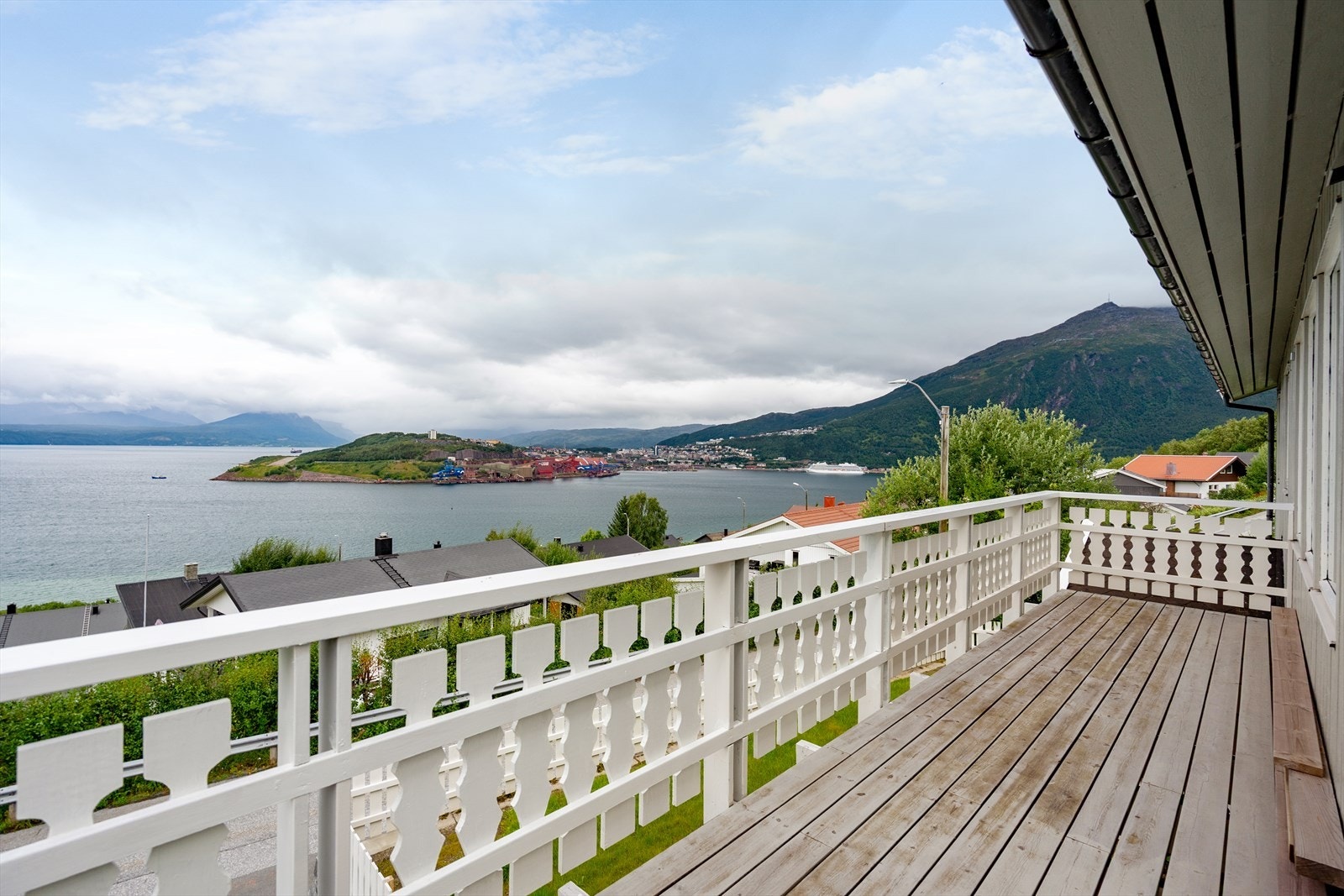 Spektakulær utsikt mot både fjell og sjø - en perfekt plass å nyte morgenkaffen Galleribilde
