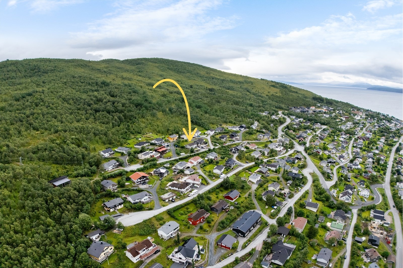 Eneboligen har nærhet til barneskole, barnehager, turområder og sjøen Galleribilde