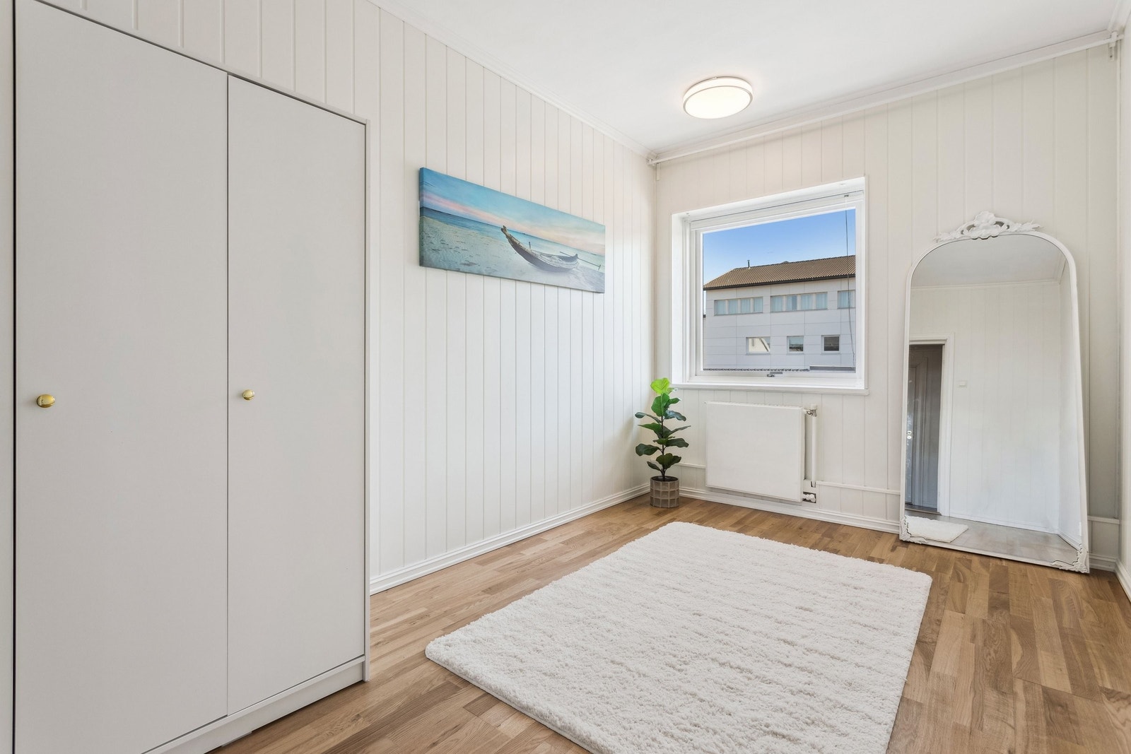 Rommene er veldig lyse og har en fin utsikt fra vinduene mot sentrum av gata. Galleribilde