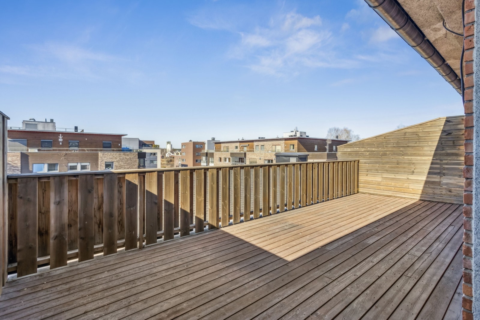Terrasse: Den herlige terrassen er stor og delvis overbygd .Her er rikelig med plass til møblering og og du har levegg mot nabo som gir deg et skjermet og privat uteområdet. Terrasse er bygd av Viking bygg og har undertak som leder vann ned i takrenne. Galleribilde