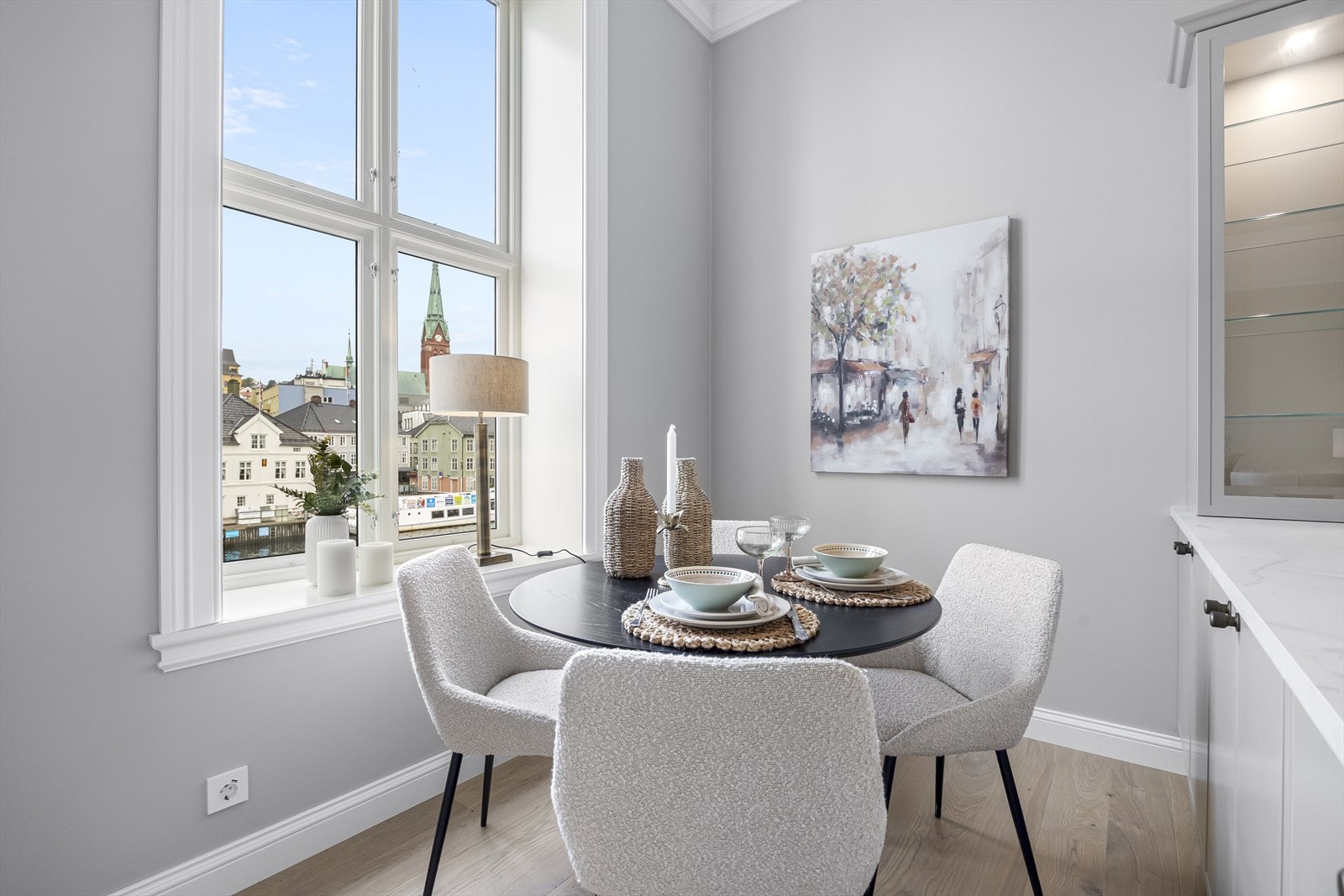 Fra de brede vindusforingene kan man nyte et glass i sen kveldssol og ha full oversikt over alt som rører seg i byen. Galleribilde