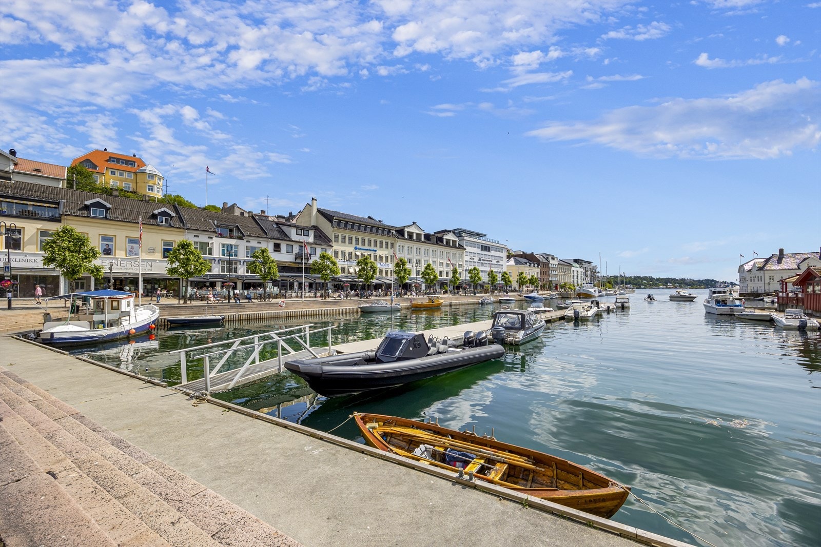 Langbryggen og Pollen området er opparbeidet med flott parkanlegg med et uttall benker og uterom for opphold og rekreasjon. Galleribilde