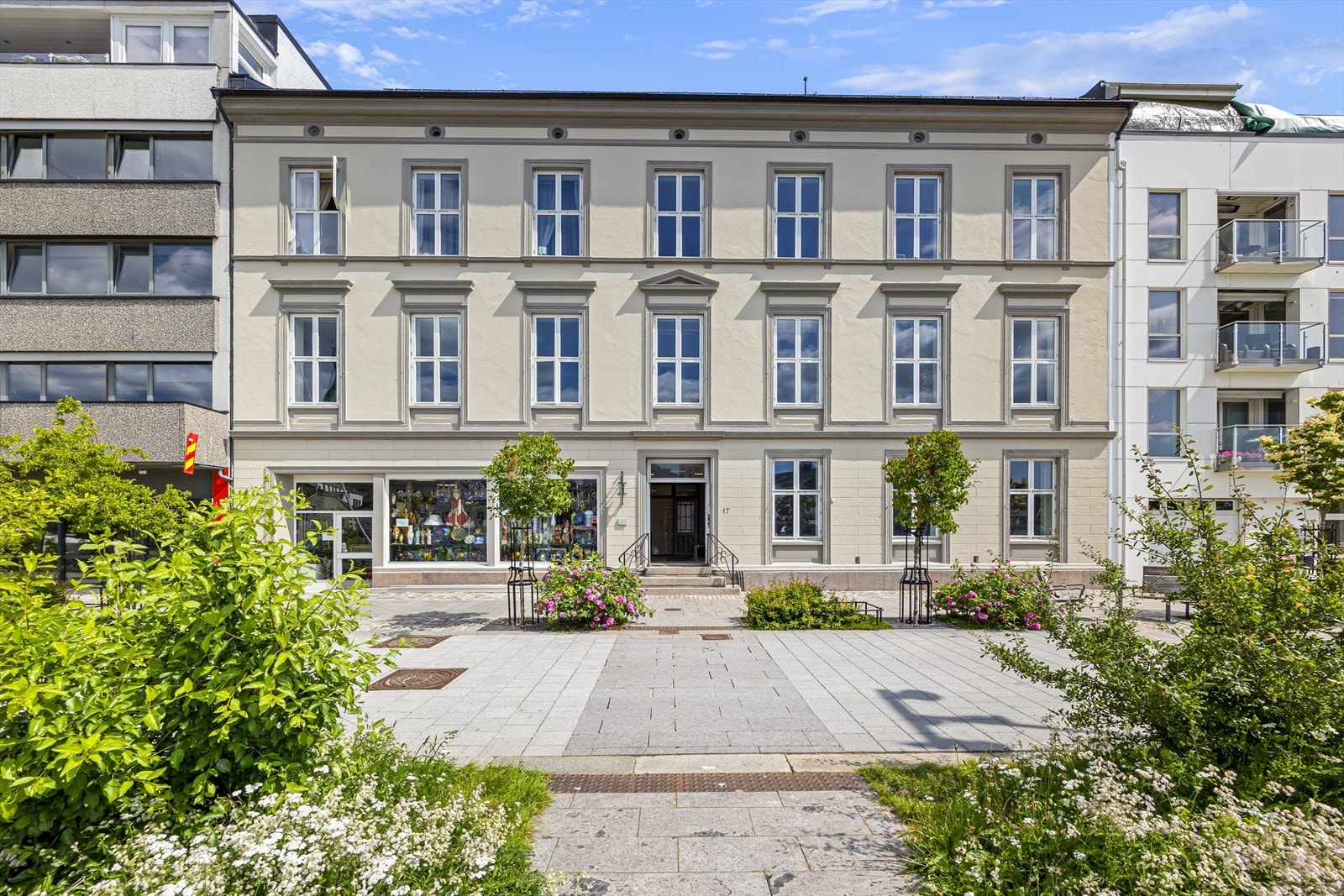 Utvendige fasader mot Langbryggen ble renovert i 2024. Forøvrig er leiligheten i sin helhet totalrenovert i 2025 Galleribilde