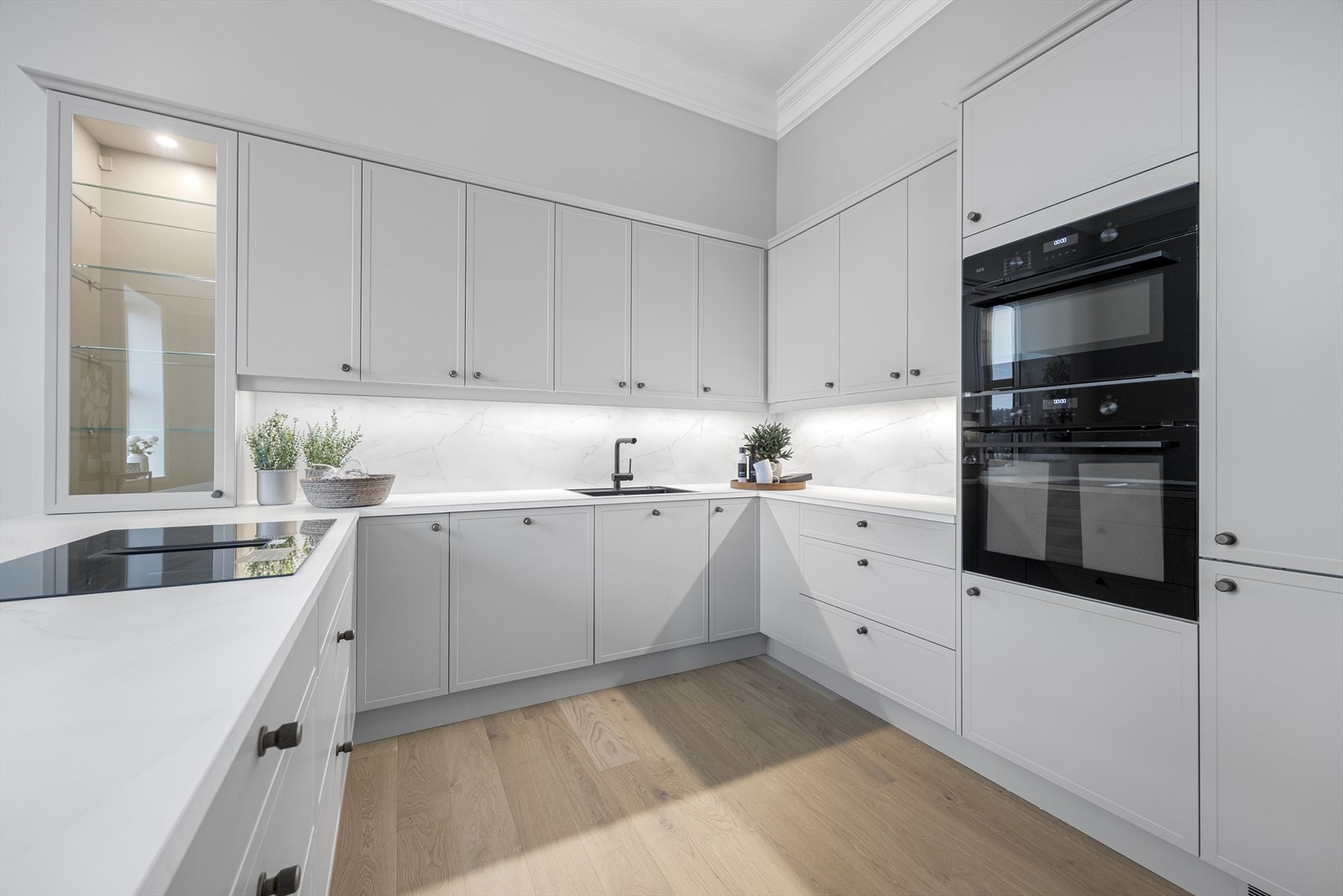 Kjøkkenet har god skap- og benkeplass, halvøy og integrerte hvitevarer som inkluderer induksjonstopp med Bora løsning, komfyr, mikro, oppvaskmaskin og kombinert kjøl- og fryseskap. Galleribilde