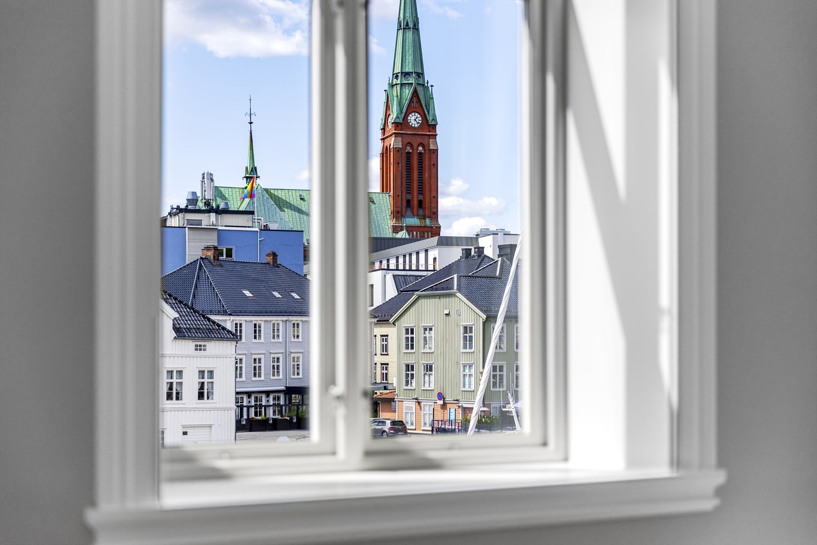 Fra leiligheten har man praktfull utsikt over Langbryggen, Tyholmen og hele "Pollen" med sitt yrende liv spesielt på sommerstid. Galleribilde