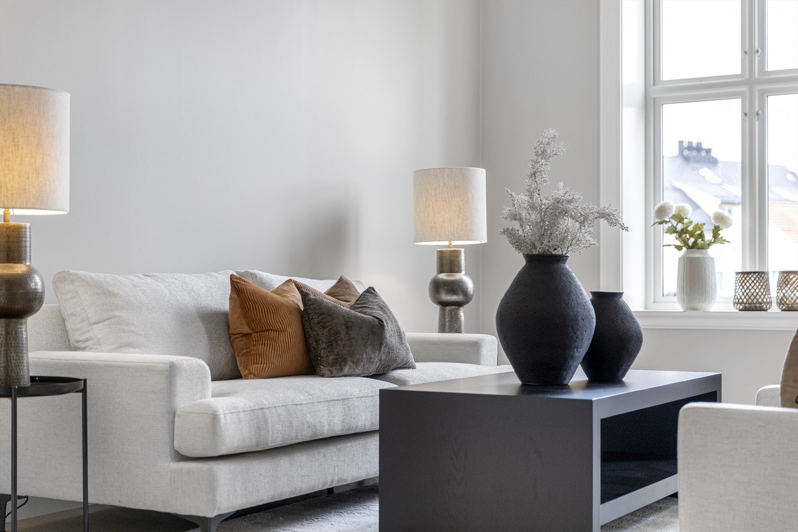 Leiligheten har en stor stue med spisesstue og kjøkkenløsning som begge vender mot "Pollen". Galleribilde