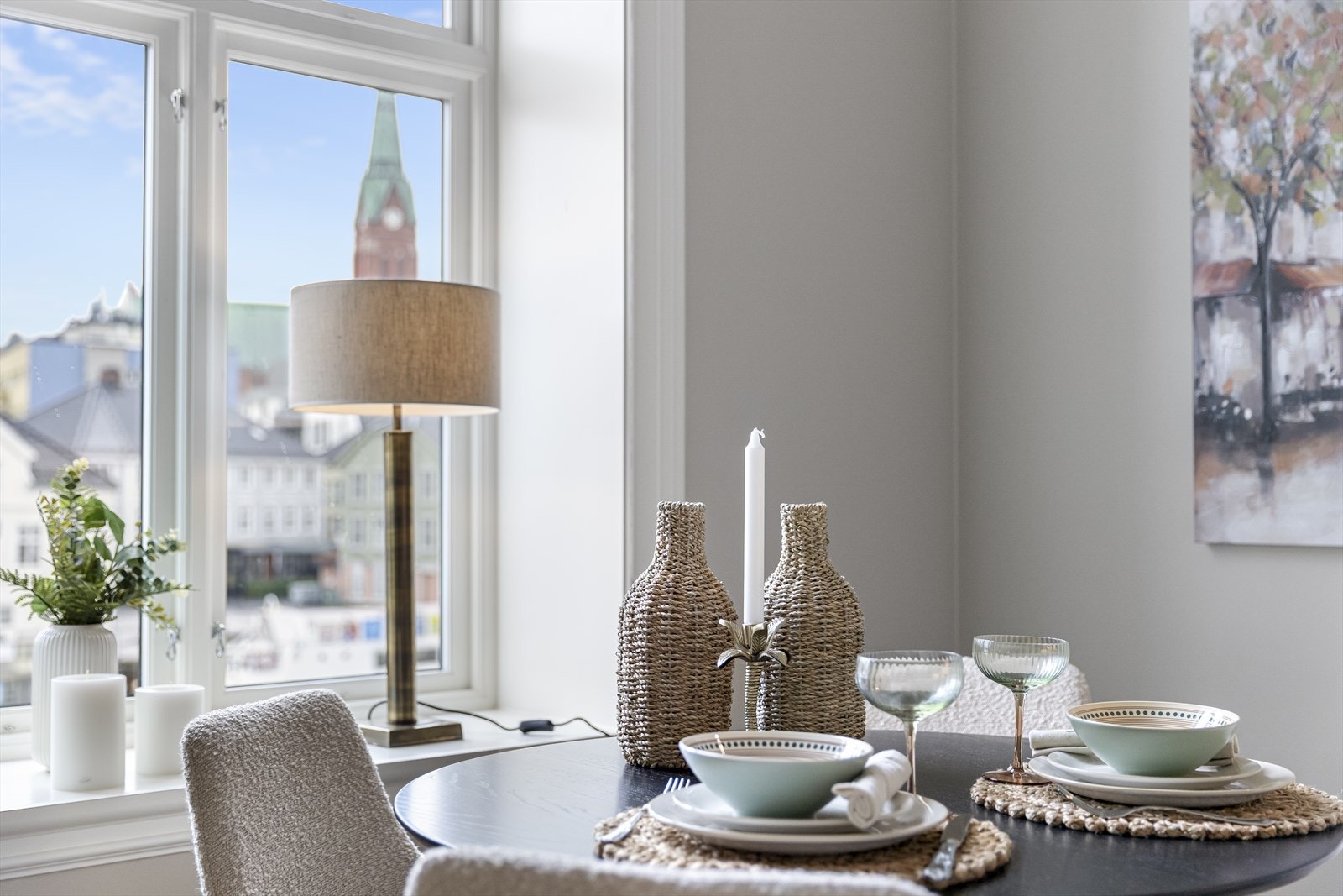 Spiseplass med hyggelig utsikt over havnebassenget og Tyholmen. Galleribilde