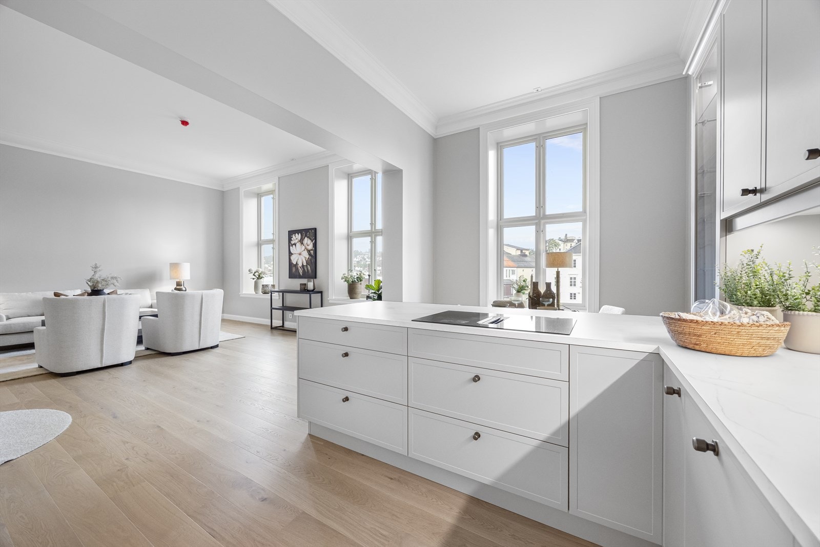 Her får man byliv og sol rett inn i stua enten man velger å ha gjester til eget bord, kose seg på en av de mange restaurantene på Langbryggen eller slappe av i parken på Bryggekanten av Langbryggen. Galleribilde