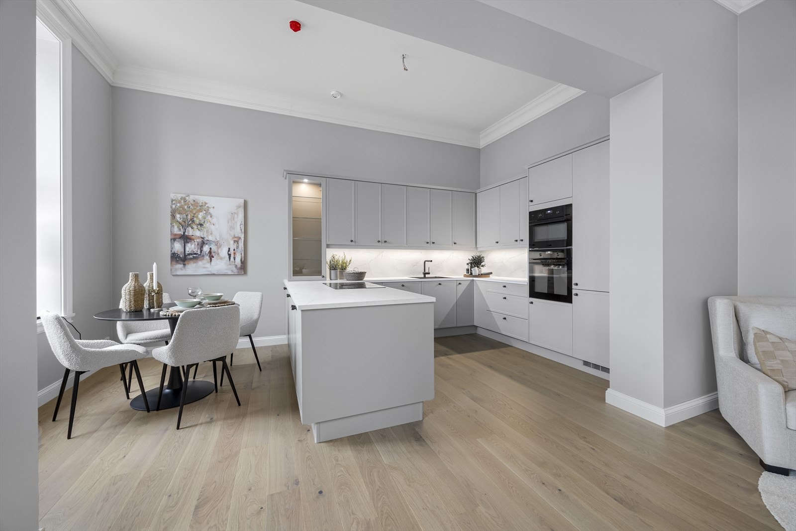 Stue og kjøkken med spisestue er på vel 50 m2 og har stor, helt ny innredning i malt, profilert utførelse fra Strai kjøkken. Galleribilde