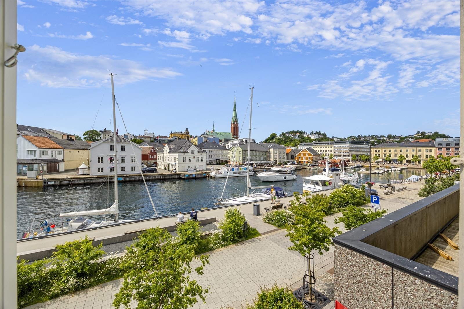 Fra leiligheten har man praktfull utsikt over Langbryggen, Tyholmen og hele "Pollen" med sitt yrende liv spesielt på sommerstid. Galleribilde