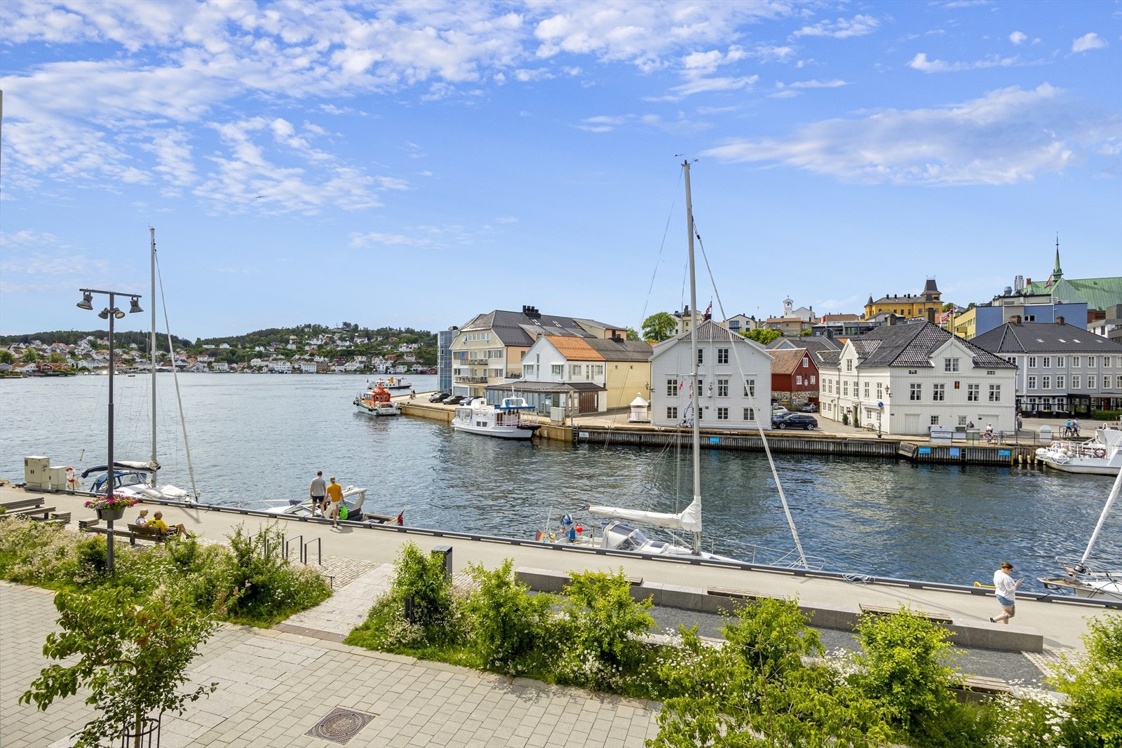 Området er rolig og uten gjennomgangstrafikk. Rundt Pollen finner man et rikt utvalg av forretninger og restauranter og det er et naturlig samlings- og knutepunkt for gågatene i sentrum. Galleribilde