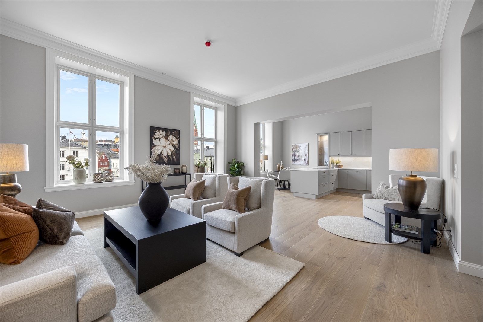 Her har man mulighet til å sikre seg en stor, totalrenovert sentrumsleilighet med praktisk og god planløsning samt takhøyde på over 340 cm som gir en særdeles god romfølelse. Galleribilde