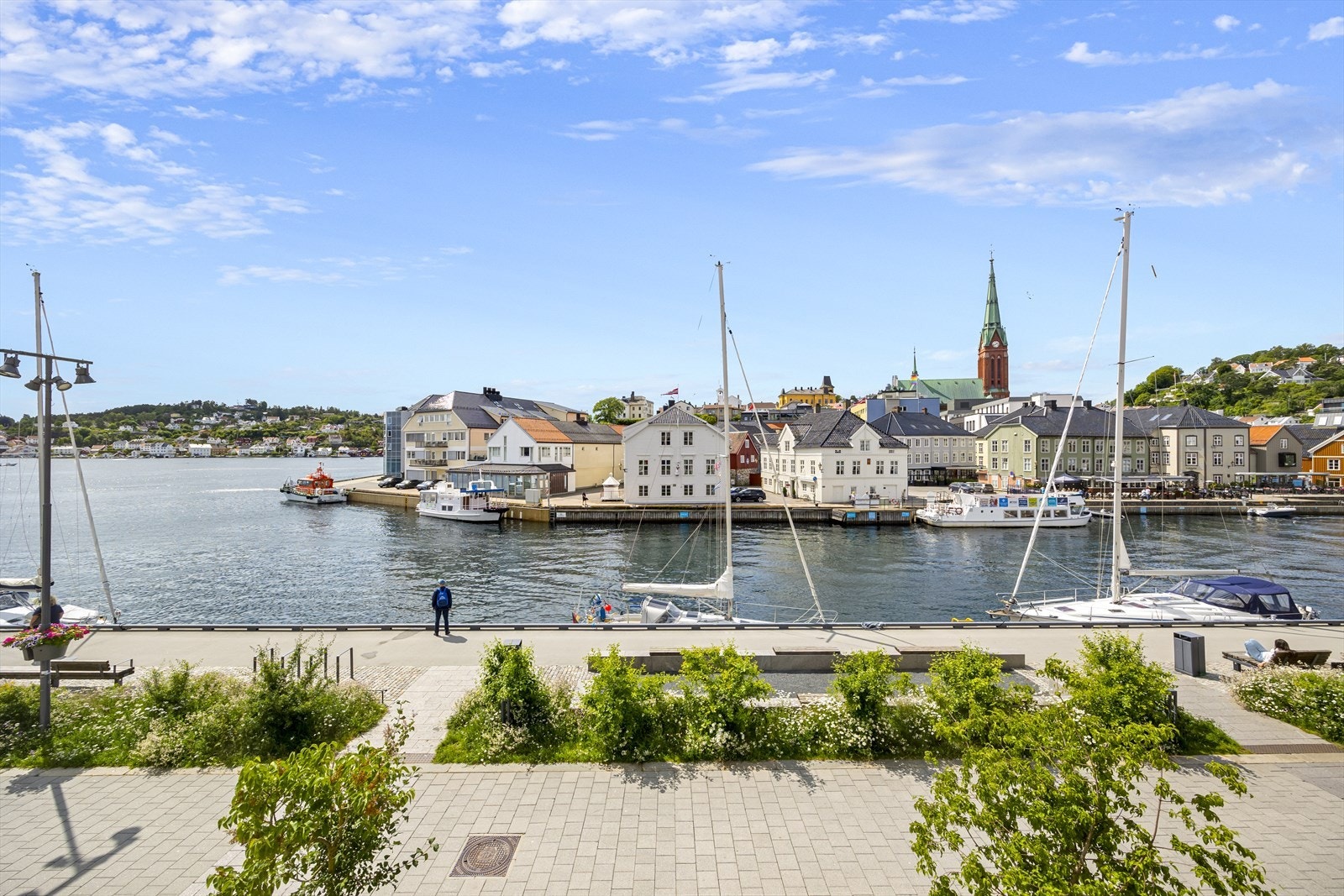 Unik og attraktiv beliggenhet i hjerte av sentrum med havnebassenget (Pollen) som nærmeste nabo. Kombinasjonen sen kveldssol og flott sjøutsikt er sjelden vare for sentrumsleiligheter i Arendal og her kan man nyte begge deler til fulle. Galleribilde
