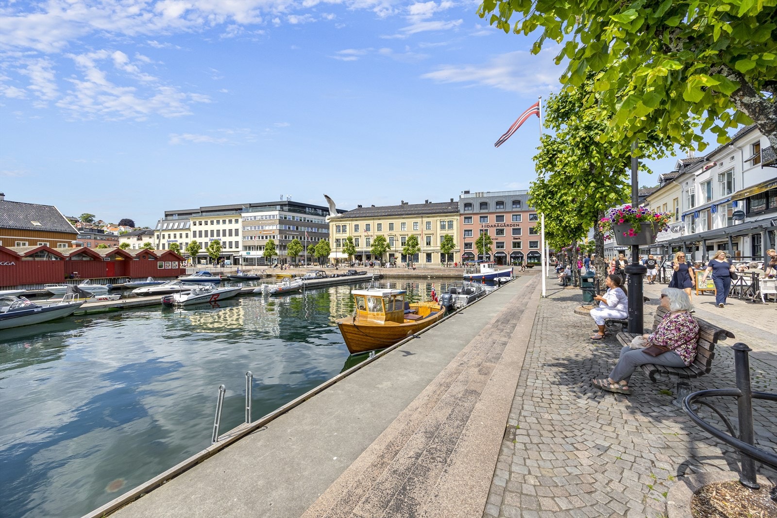 Unik og attraktiv beliggenhet i hjerte av sentrum med havnebassenget (Pollen) som nærmeste nabo. Galleribilde