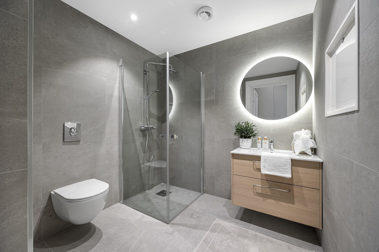 Det er vegghengt toalett og servantinnrening fra Foss Bad. Hovedbadet har direkte adgang fra Master soverom. Galleribilde