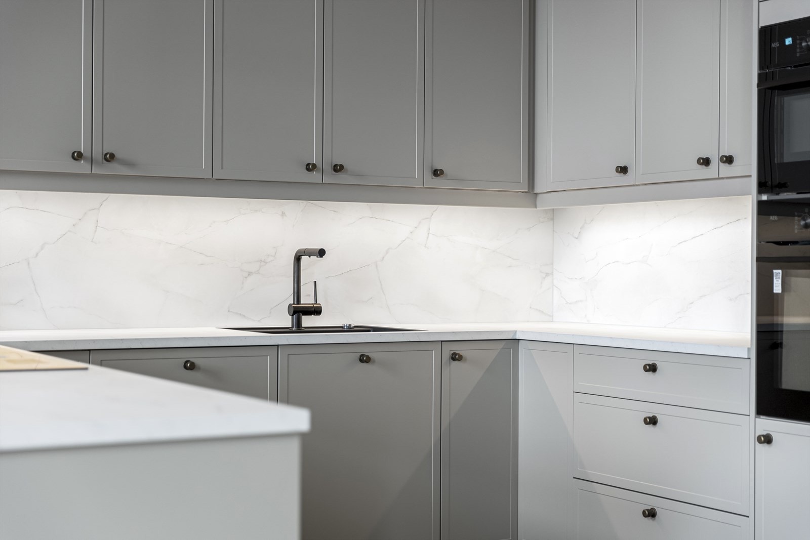 Tidsriktig kvalitetskjøkken fra Strai med integrerte hvitevarer. Galleribilde