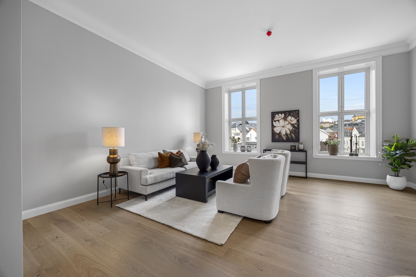 Dette er en av få klassiske byleiligheter i Arendal med store rom og unik takhøyde på vel 340 cm. Galleribilde