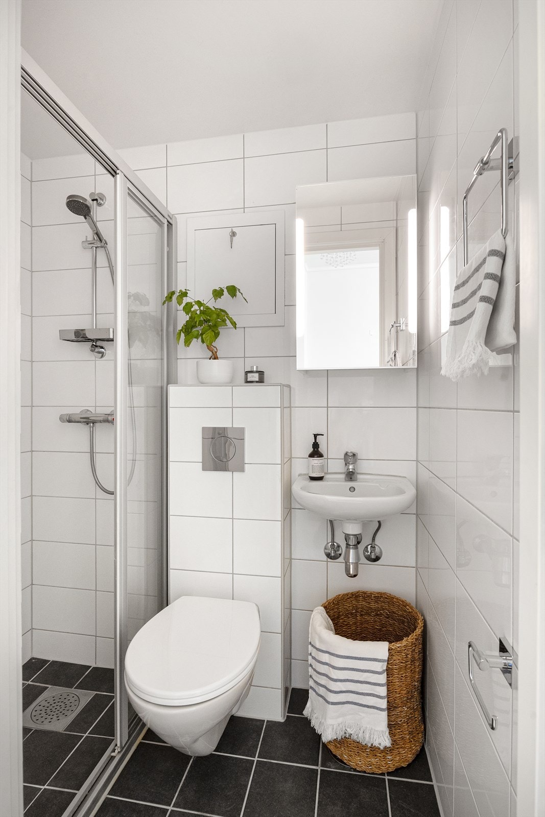 Pent, flislagt baderom med gulvvarme fra 2014. Galleribilde