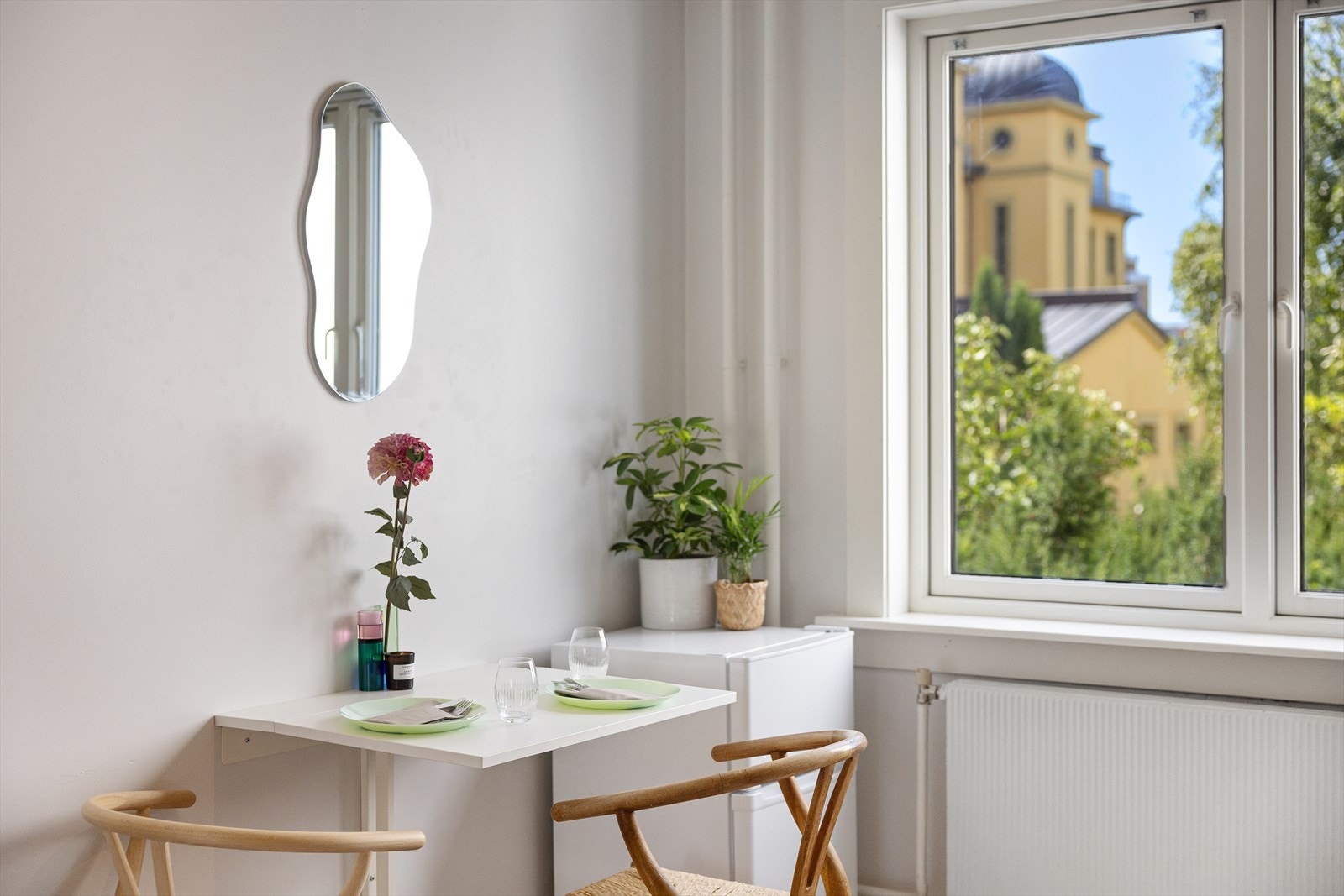 Lett å møblere med plass til både spisebord, sofa/seng og TV-løsning. Galleribilde