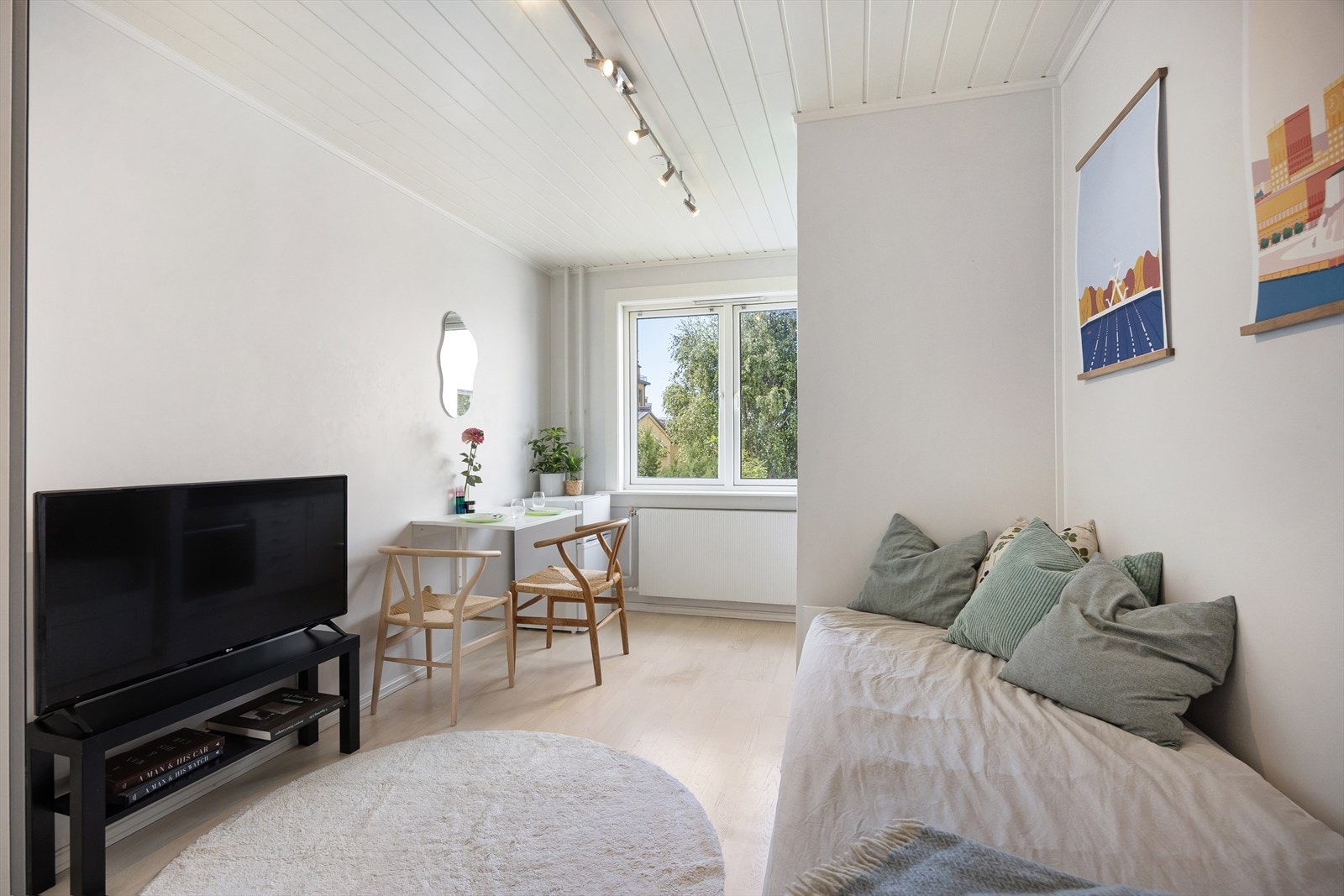 Lys og arealeffektiv stue med generøs takhøyde og store vindusflater som gir rikelig med naturlig lys. Galleribilde