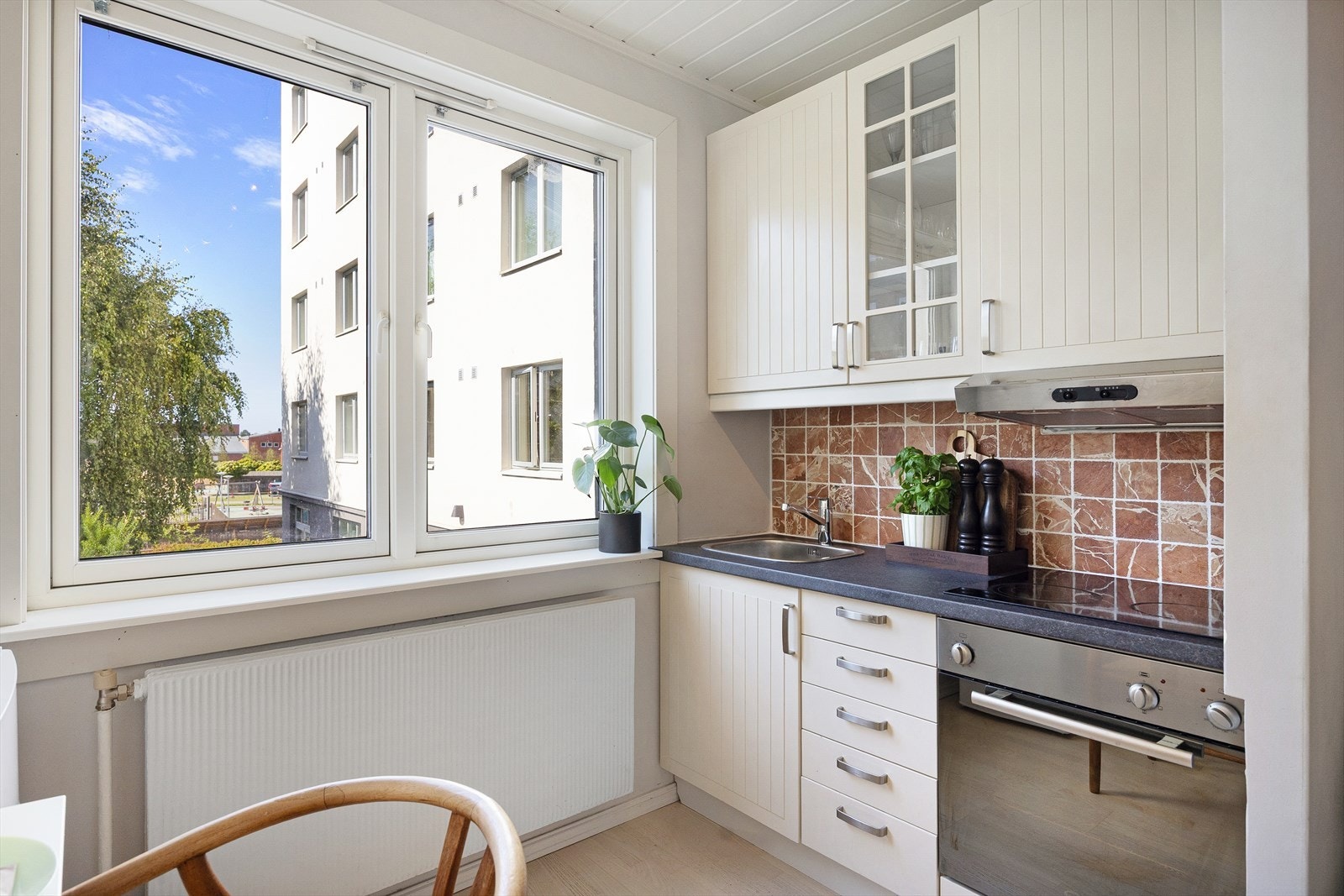 Kjøkkenet er praktisk utformet med rikelig skap- og benkeplass. Galleribilde