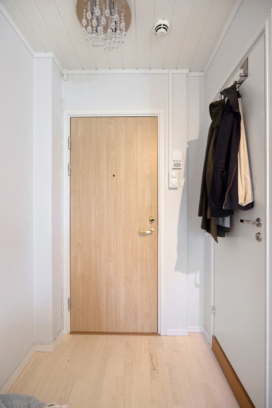 Åpen entré med god plass til oppbevaring av yttertøy og sko. Galleribilde