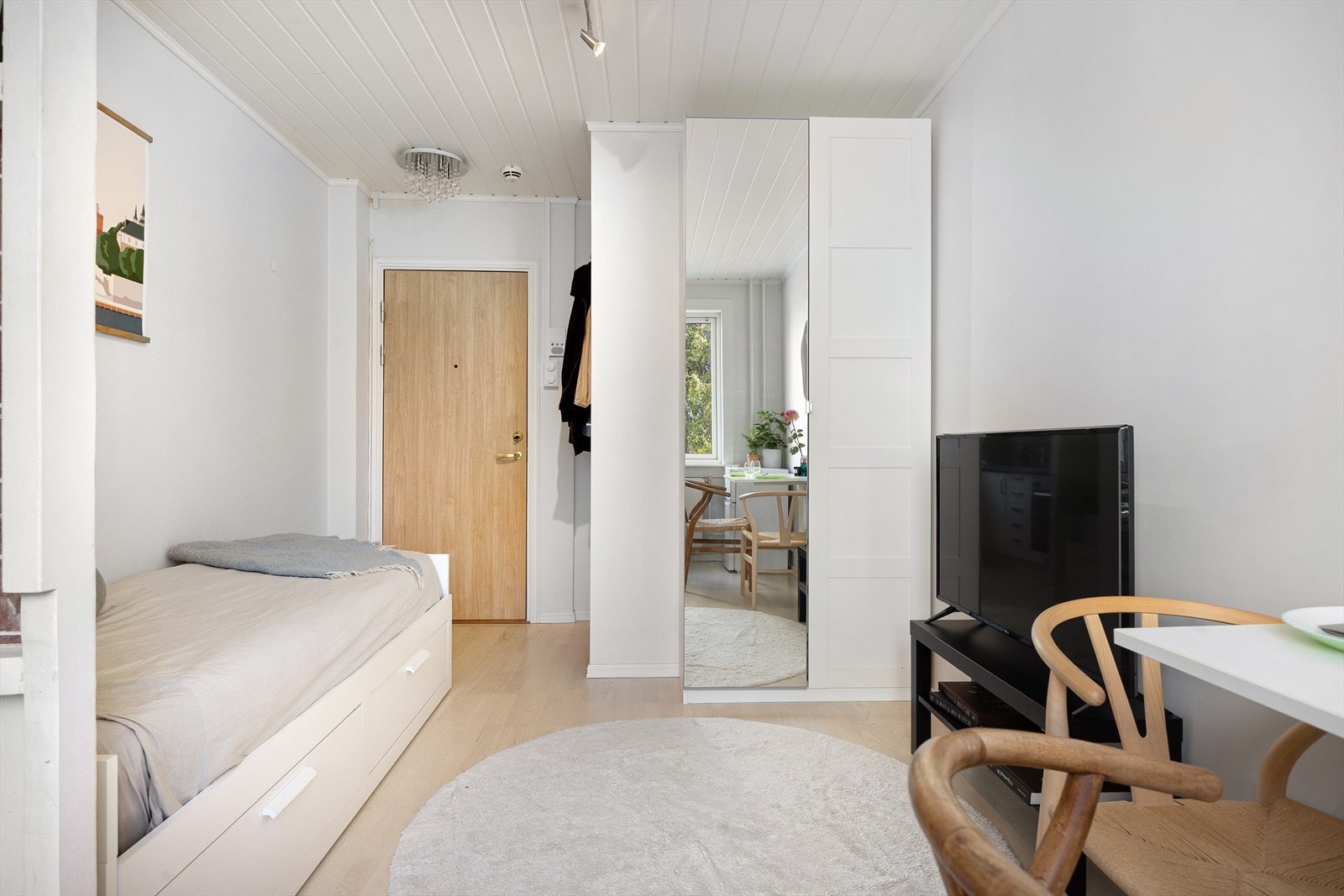 Leiligheten har gode oppbevaringsmuligheter i et praktisk garderobeskap. Galleribilde