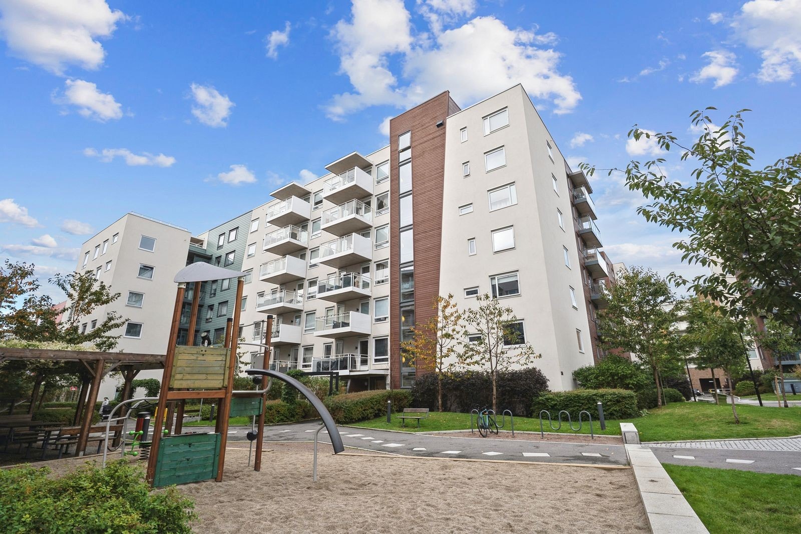 Fasade med hyggelig uteområde Galleribilde