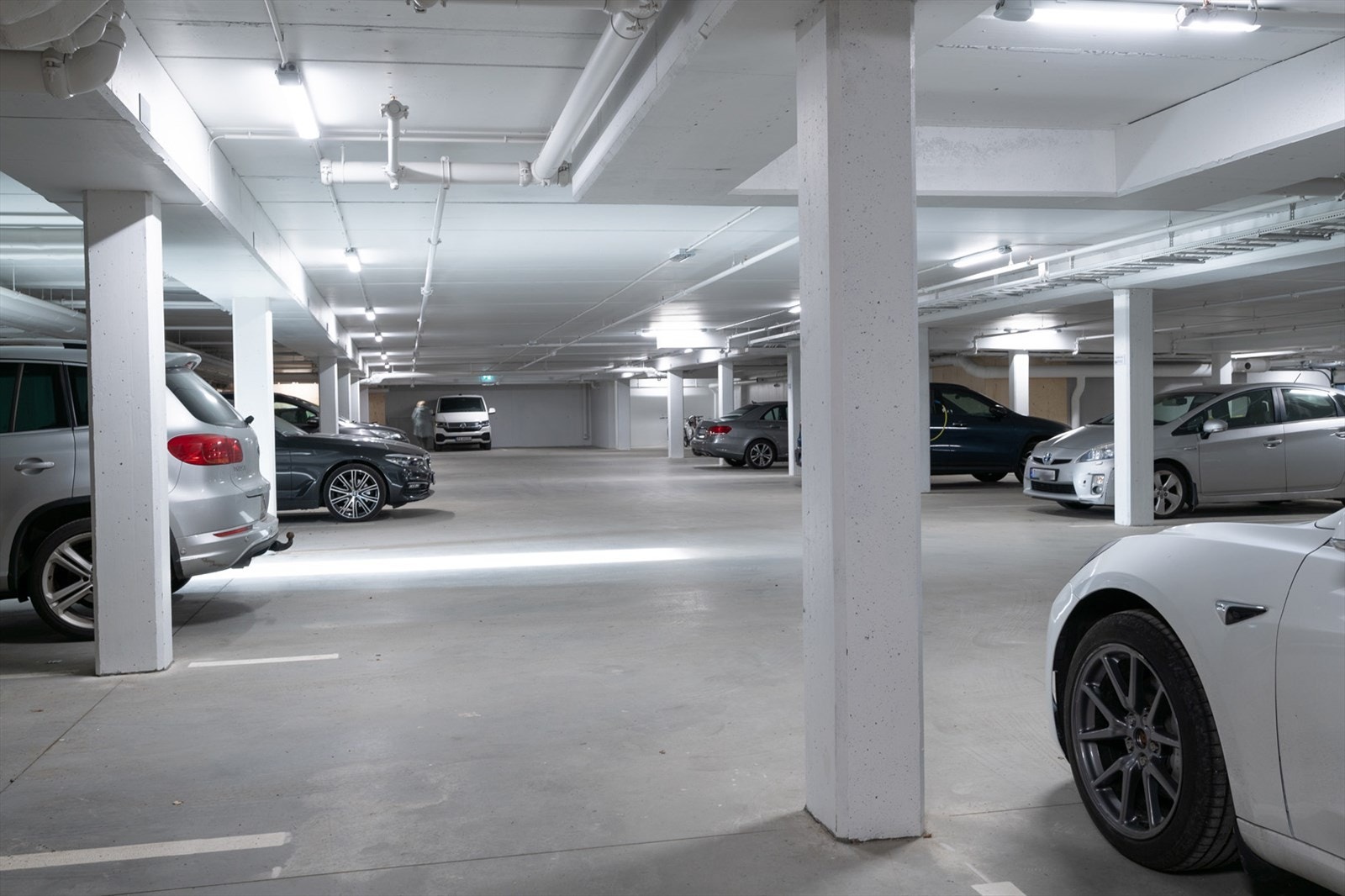 Felles garasje i lukket parkeringskjeller Galleribilde