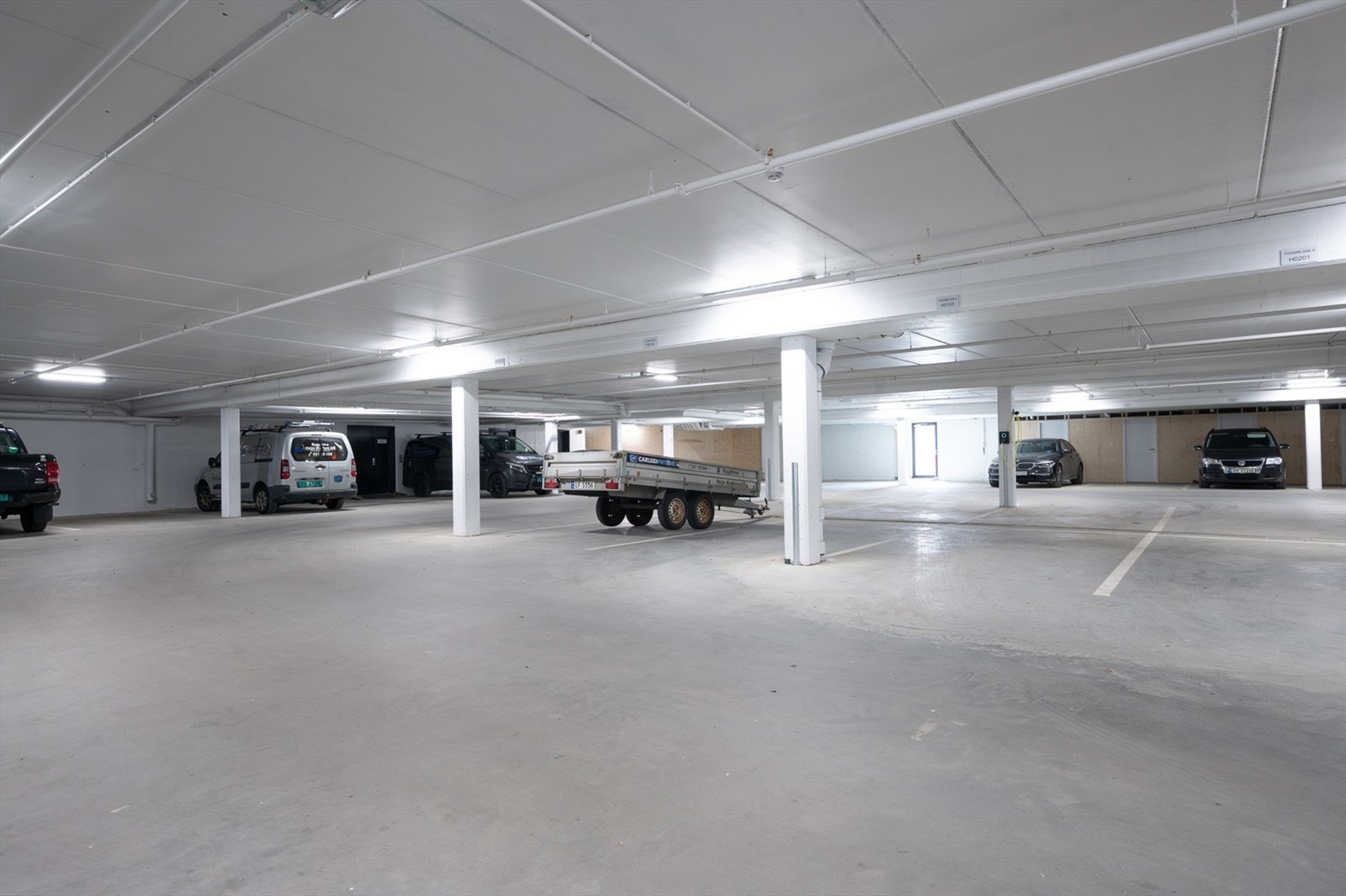 Felles garasje i lukket parkeringskjeller Galleribilde