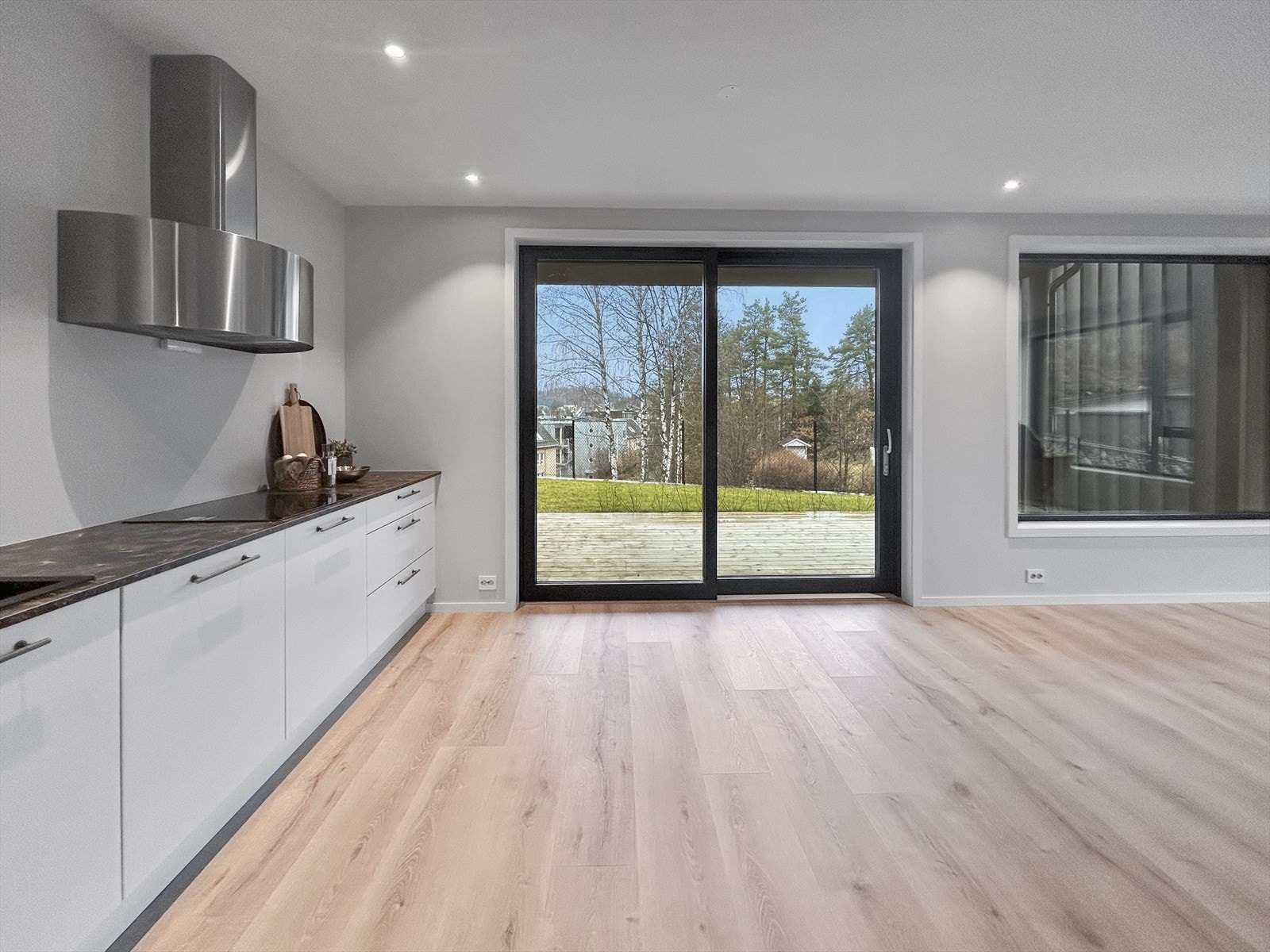 Leilgheten har en svært god planløsning med entré, gang, bad/vaskerom, stue med åpen kjøkkenløsning og 2 soverom Galleribilde