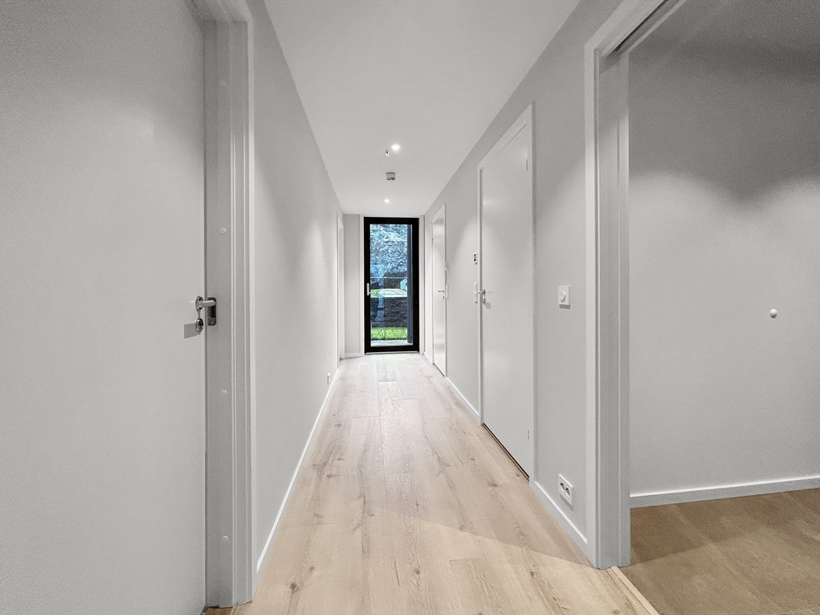 Gang med utgang til markterrasse Galleribilde